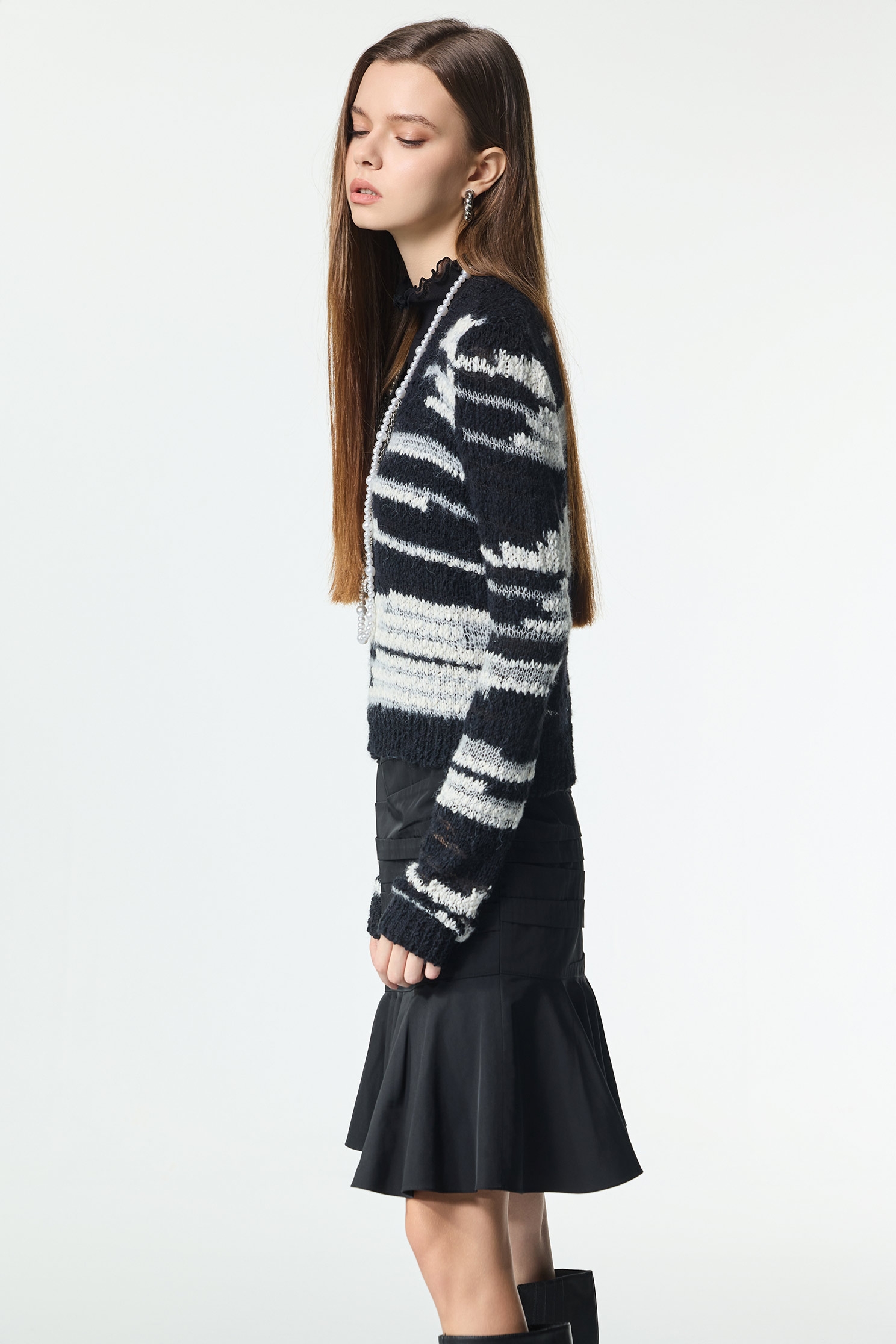 黑白V領針織上衣黑白引它夏V領針織單品,V領上衣,上班OL穿搭,上衣,條紋,秋冬穿搭,約會特輯,針織,針織上衣,針織衫