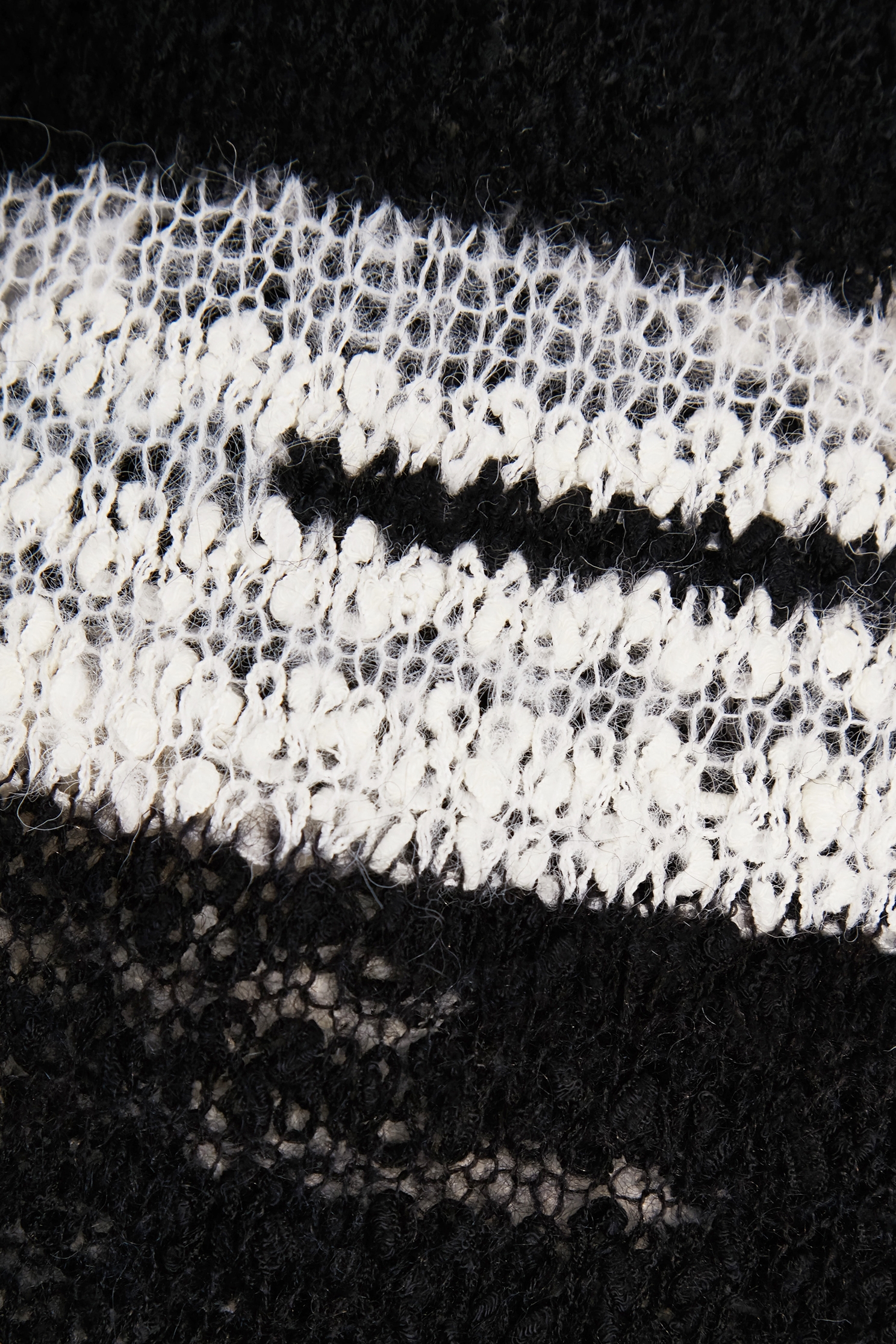 黑白V領針織上衣黑白引它夏V領針織單品,V領上衣,上班OL穿搭,上衣,條紋,秋冬穿搭,約會特輯,針織,針織上衣,針織衫