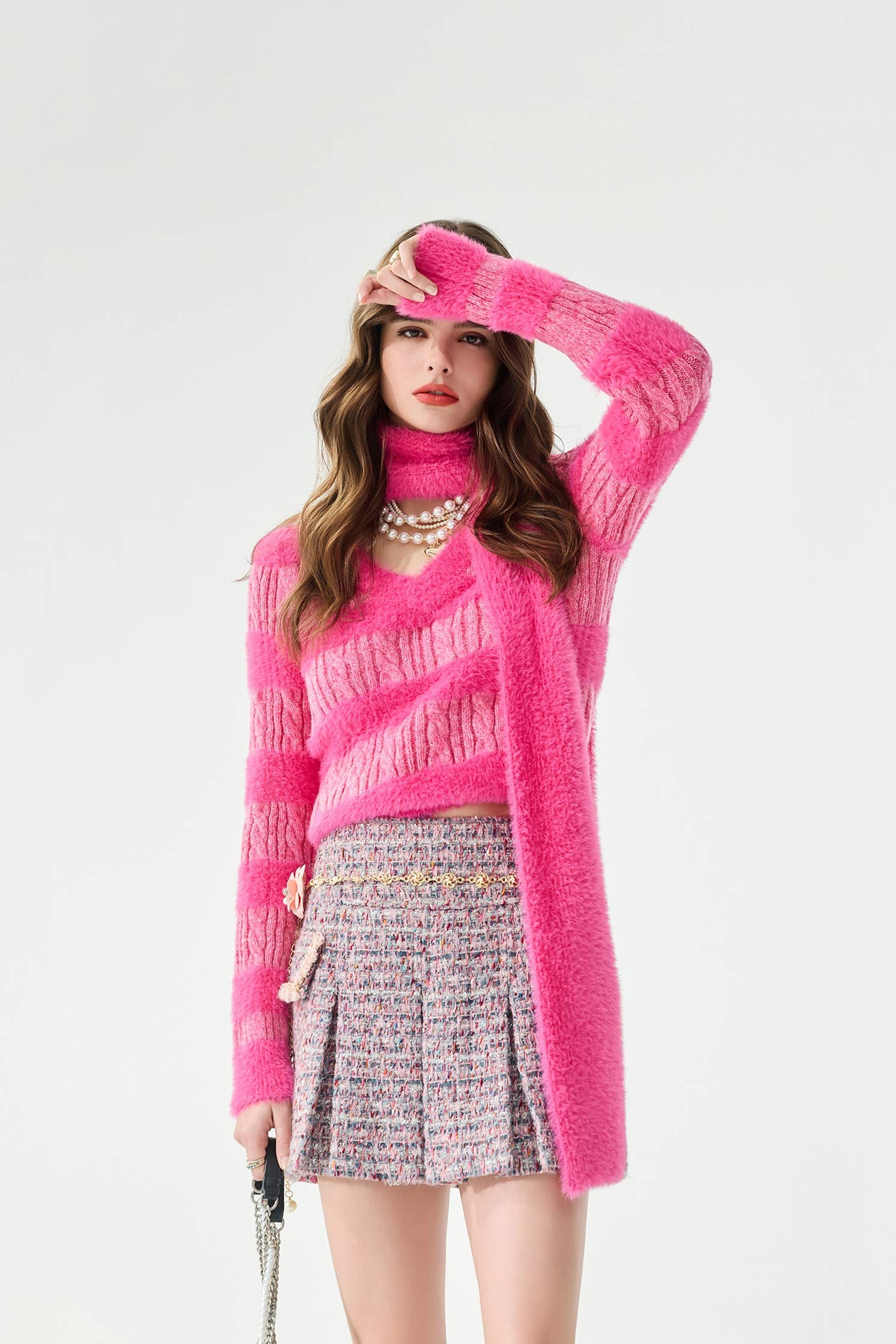 帶紫色光澤感針織上衣帶紫色光澤感針織上衣,上衣,圍巾,秋冬穿搭,針織,針織衫