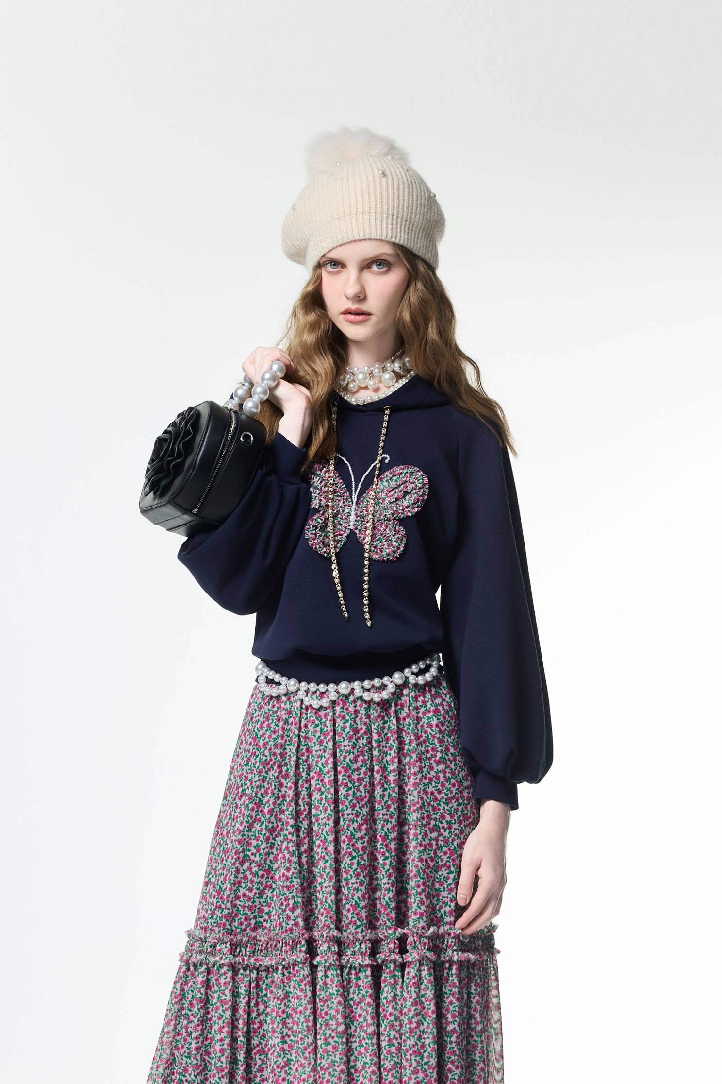 荷葉蝴蝶造型連帽上衣荷葉蝴蝶造型連帽上衣,上衣,人氣商品,帽T,珍珠,秋冬穿搭,簡約穿搭,約會特輯,荷葉,輕奢度假,輕奢渡假