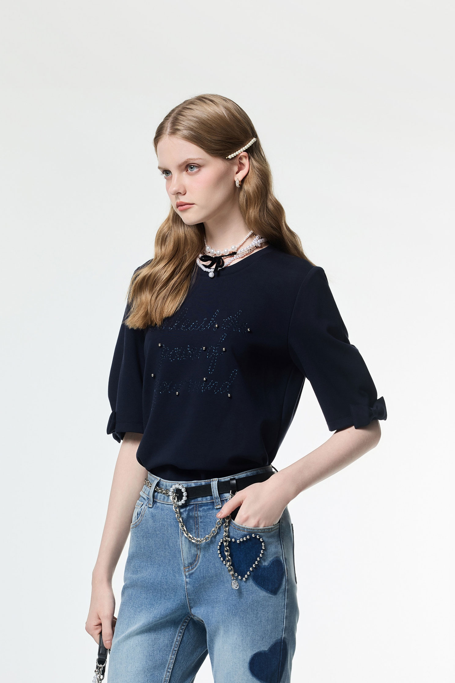 綴蝴蝶結袖Ｔ恤上衣綴蝴蝶結袖Ｔ恤上衣,T恤,上衣,刺繡,秋冬穿搭,簡約穿搭,約會特輯,蝴蝶結