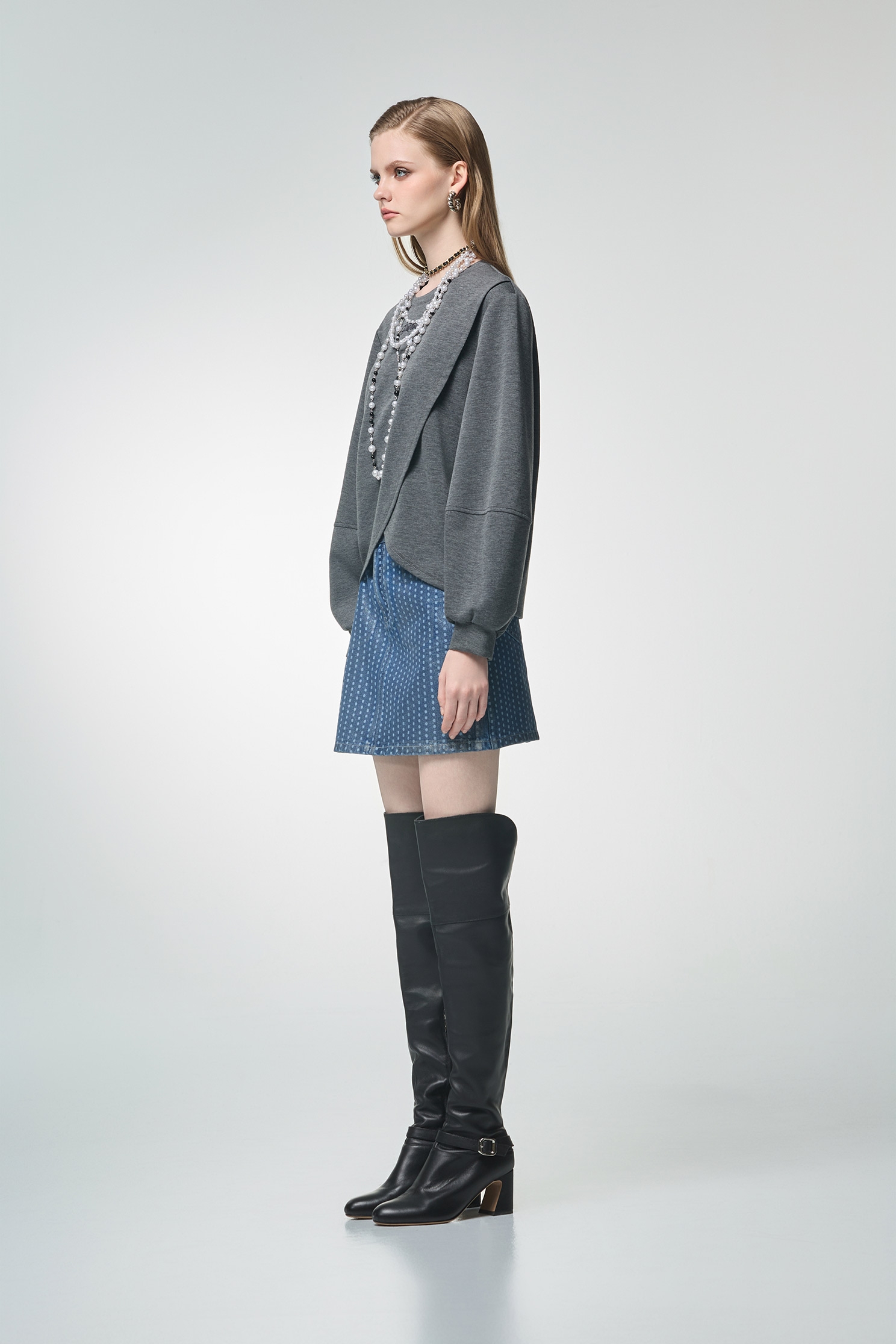 單字平衡刺繡上衣單字平衡刺繡上衣,上衣,刺繡,秋冬穿搭,簡約穿搭,繡花上衣,輕奢度假,輕奢渡假