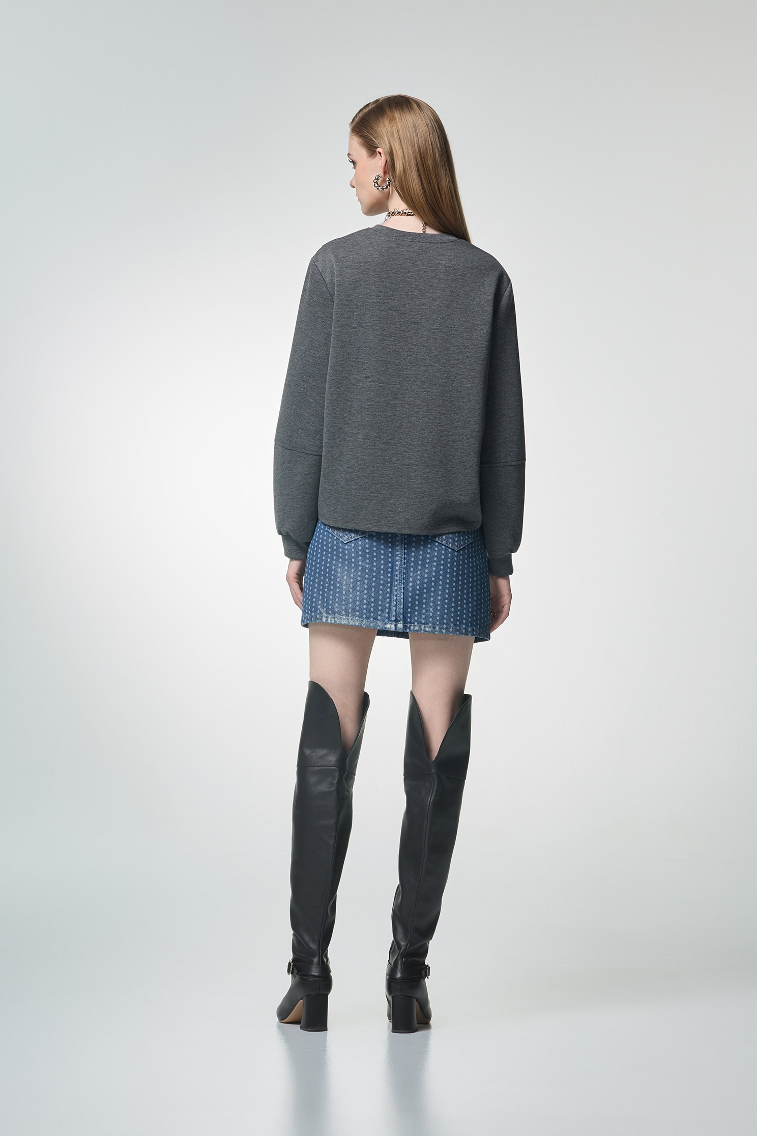 單字平衡刺繡上衣單字平衡刺繡上衣,上衣,刺繡,秋冬穿搭,簡約穿搭,繡花上衣,輕奢度假,輕奢渡假