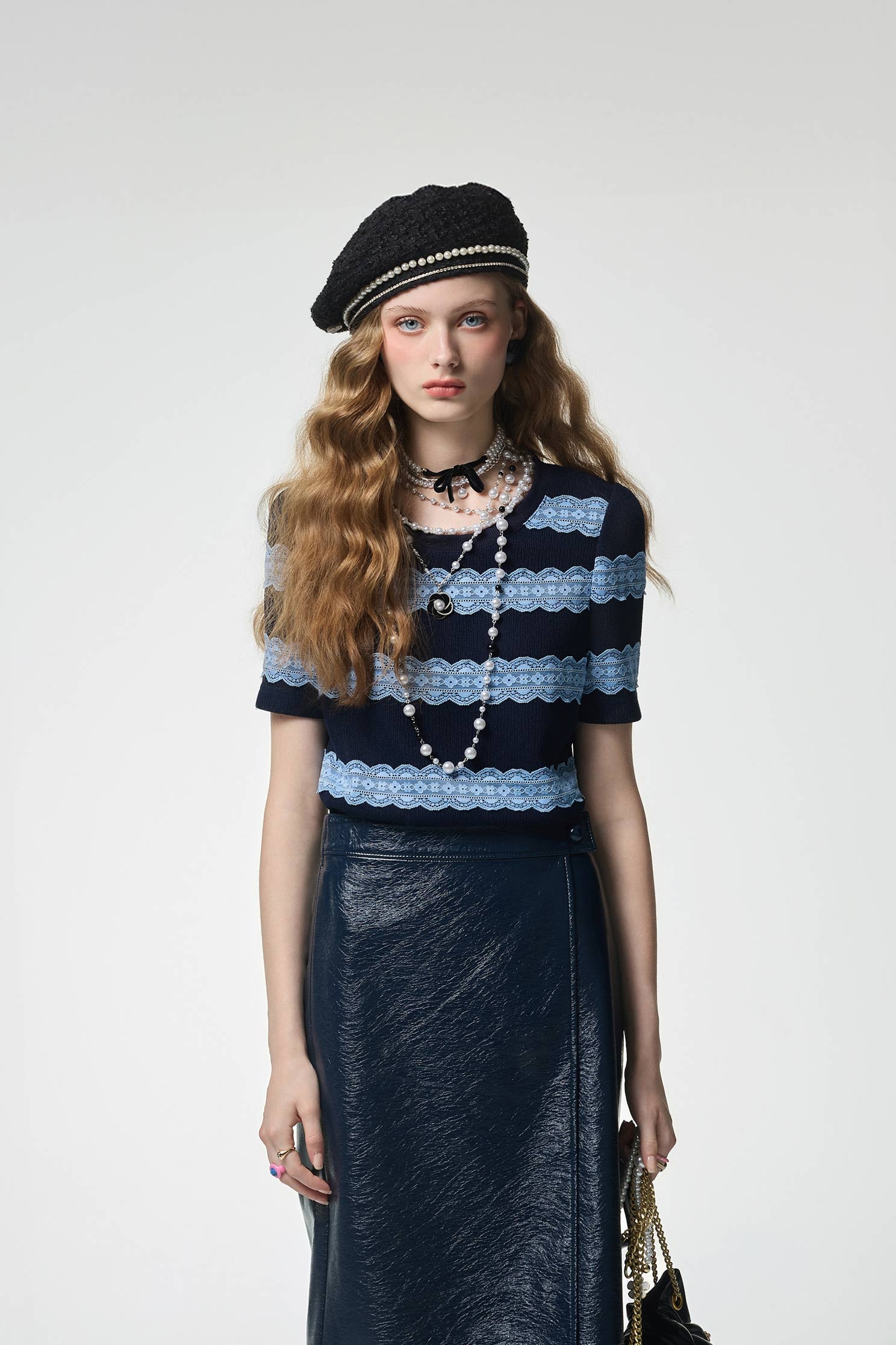 綴月光石藍蕾絲造型上衣綴月光石藍蕾絲造型上衣,T恤,上班OL穿搭,上衣,秋冬穿搭,約會特輯,花花世界,蕾絲,蕾絲上衣