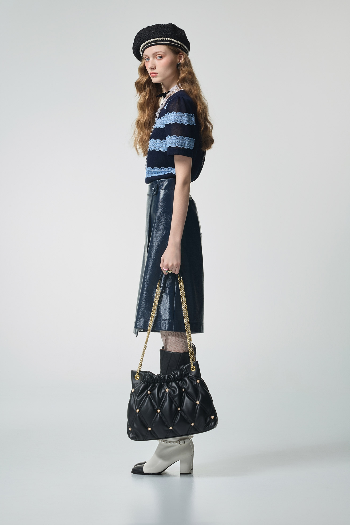 綴月光石藍蕾絲造型上衣綴月光石藍蕾絲造型上衣,T恤,上班OL穿搭,上衣,秋冬穿搭,約會特輯,花花世界,蕾絲,蕾絲上衣