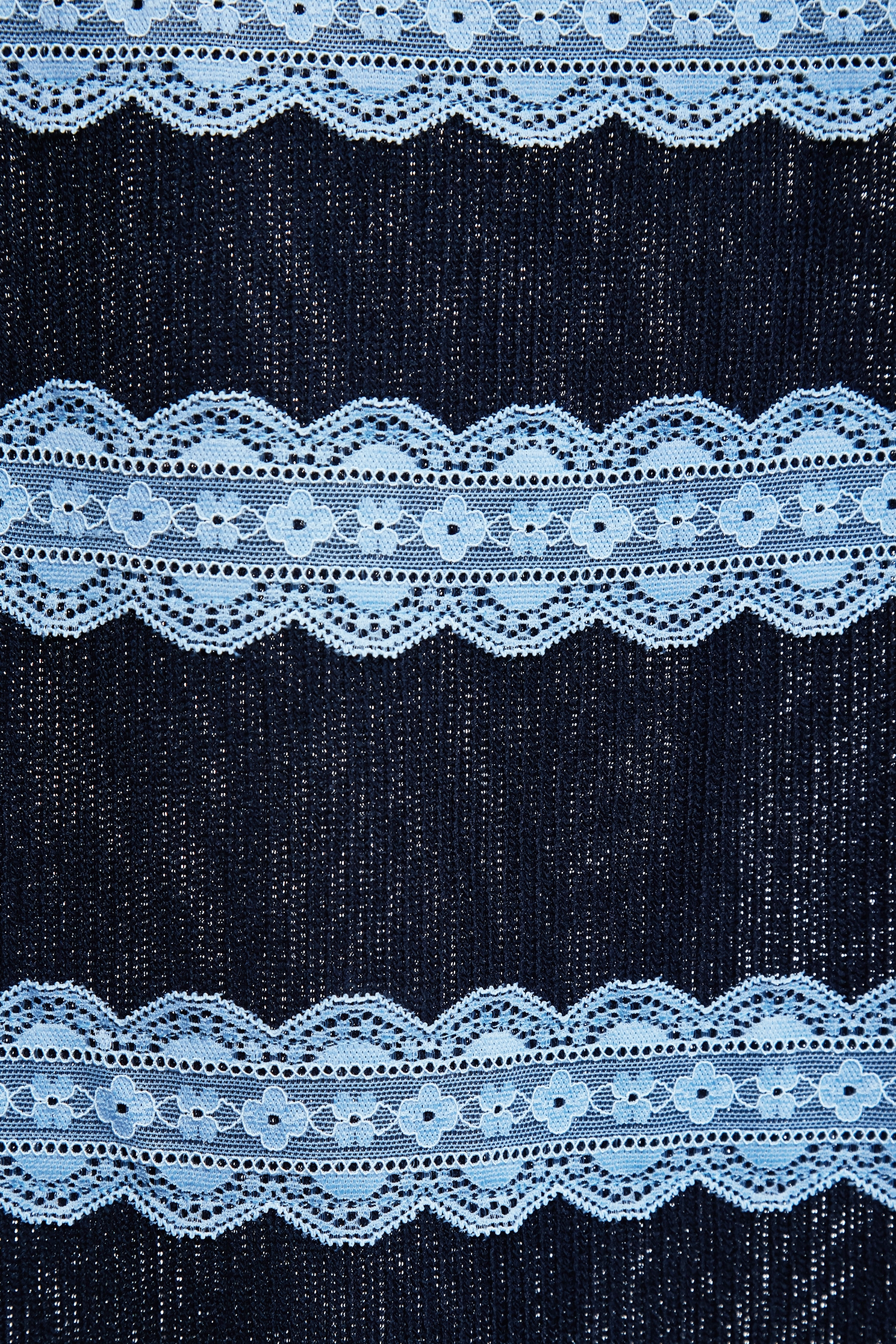 綴月光石藍蕾絲造型上衣綴月光石藍蕾絲造型上衣,T恤,上班OL穿搭,上衣,秋冬穿搭,約會特輯,花花世界,蕾絲,蕾絲上衣