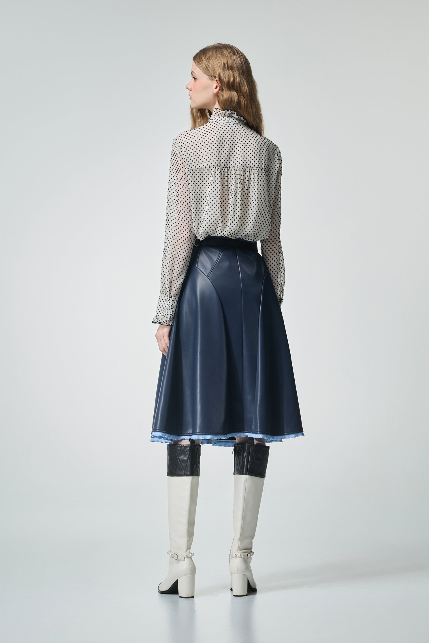 花朵植絨造型上衣花朵植絨造型上衣,上班OL穿搭,上衣,人氣商品,波點,秋冬穿搭,荷葉,襯衫,雪紡