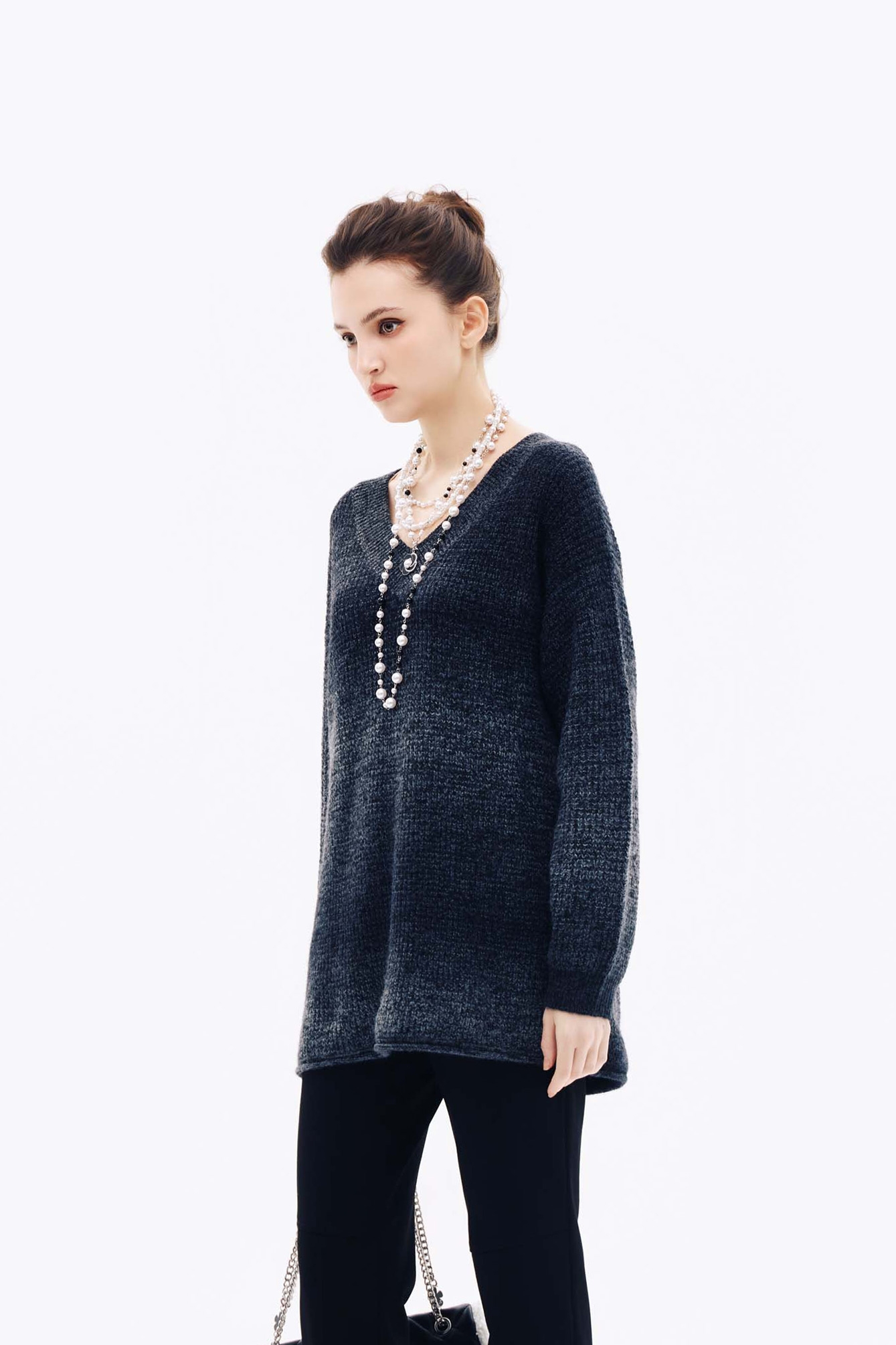 安靜灰漸層針織上衣安靜灰漸層針織上衣,V領上衣,上班OL穿搭,上衣,秋冬穿搭,簡約穿搭,約會特輯,針織,針織上衣,針織衫