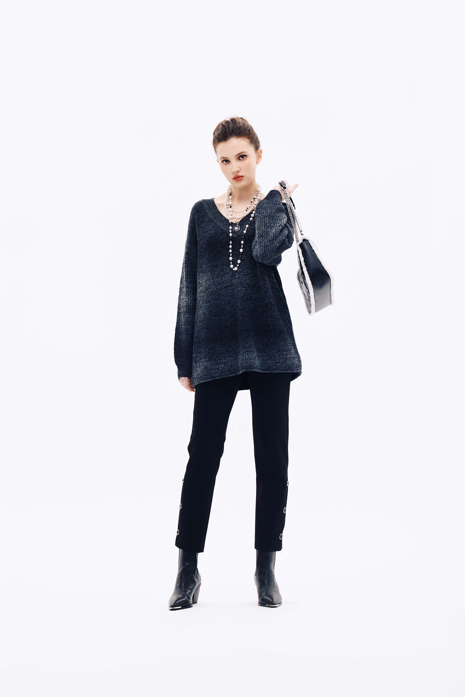 安靜灰漸層針織上衣安靜灰漸層針織上衣,V領上衣,上班OL穿搭,上衣,秋冬穿搭,簡約穿搭,約會特輯,針織,針織上衣,針織衫