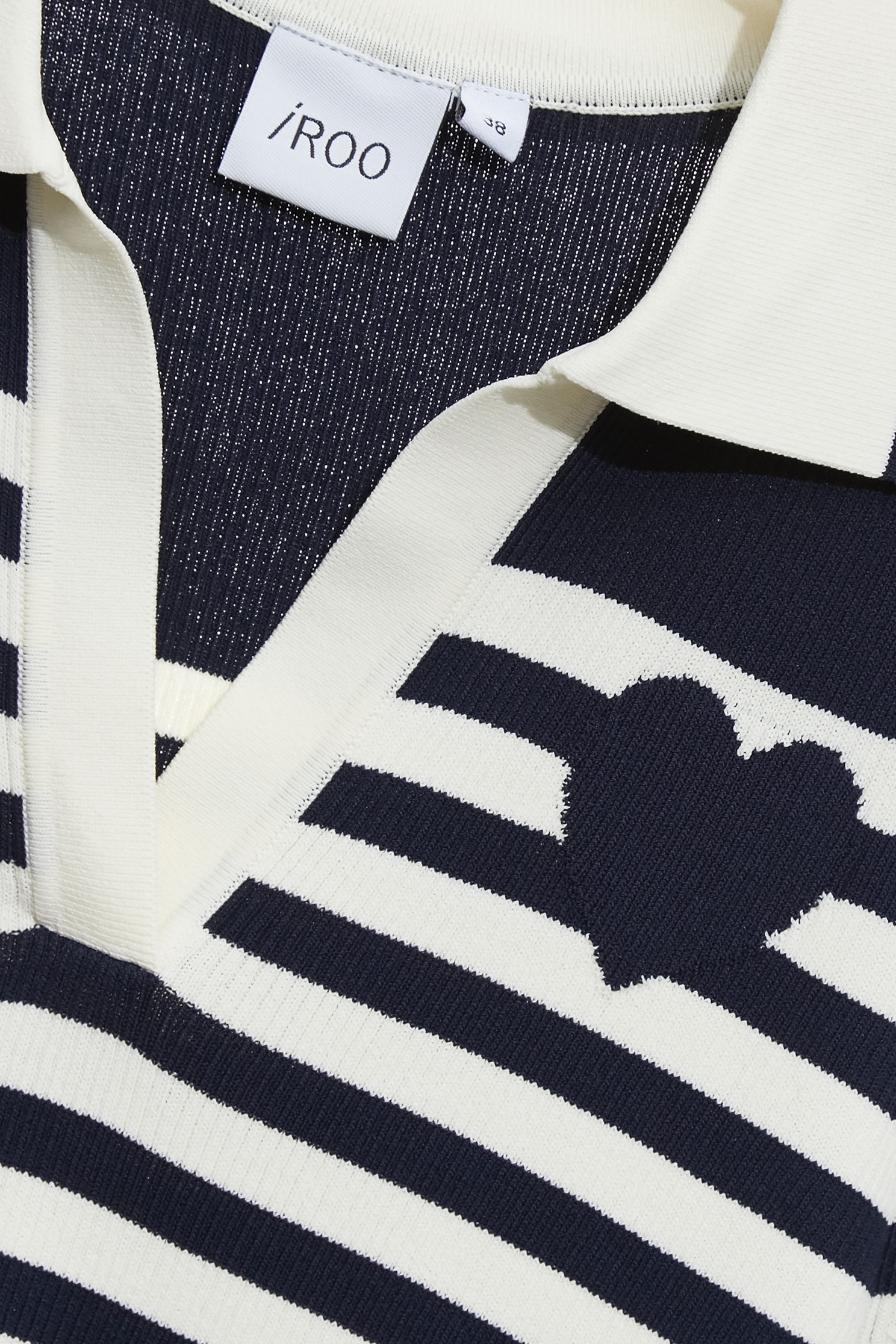 綴海軍藍愛心針織上衣綴海軍藍愛心針織上衣,V領上衣,上班OL穿搭,上衣,條紋,秋冬穿搭,約會特輯,輕奢度假,輕奢渡假,針織,針織上衣,針織衫