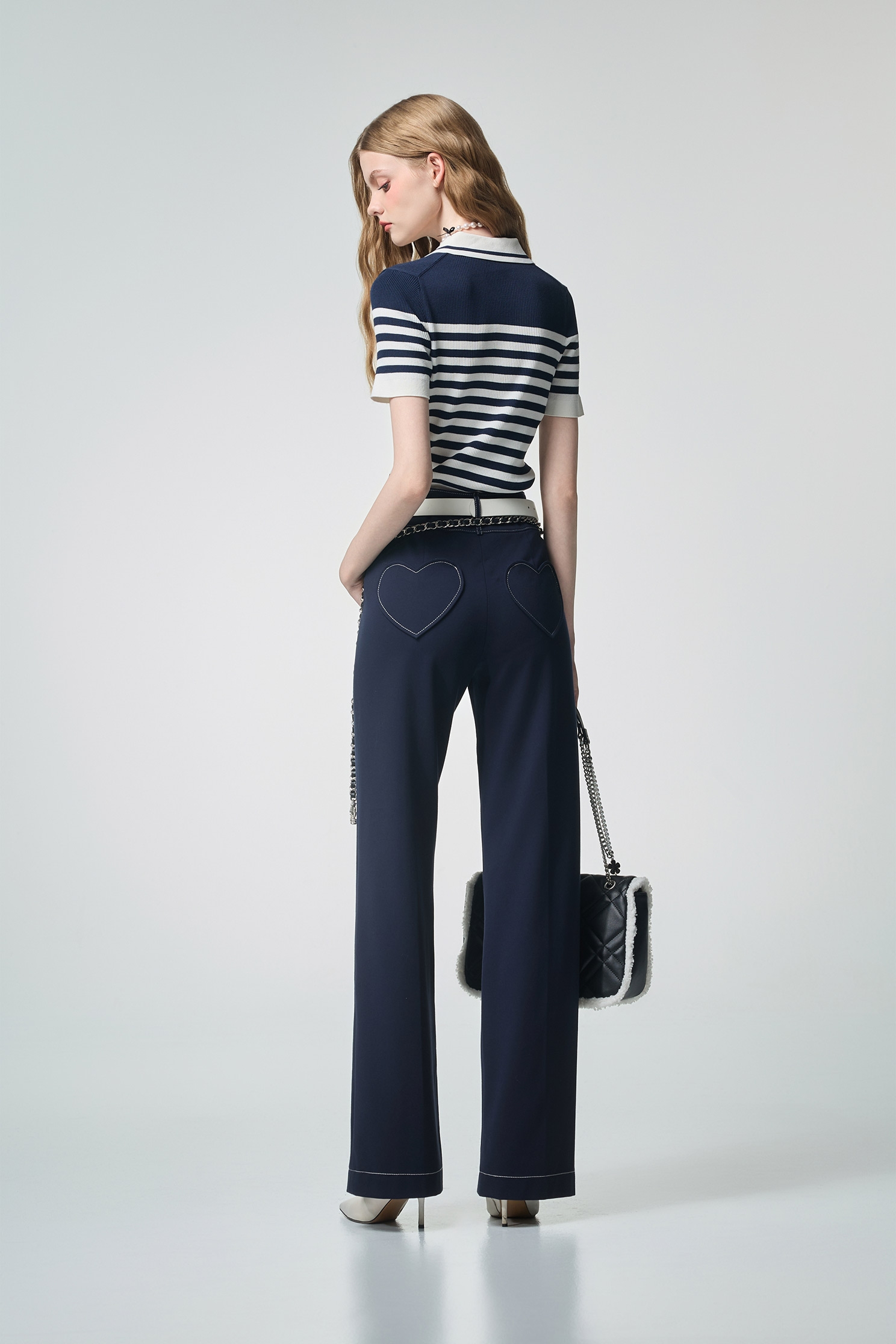 綴海軍藍愛心針織上衣綴海軍藍愛心針織上衣,V領上衣,上班OL穿搭,上衣,條紋,秋冬穿搭,約會特輯,輕奢度假,輕奢渡假,針織,針織上衣,針織衫