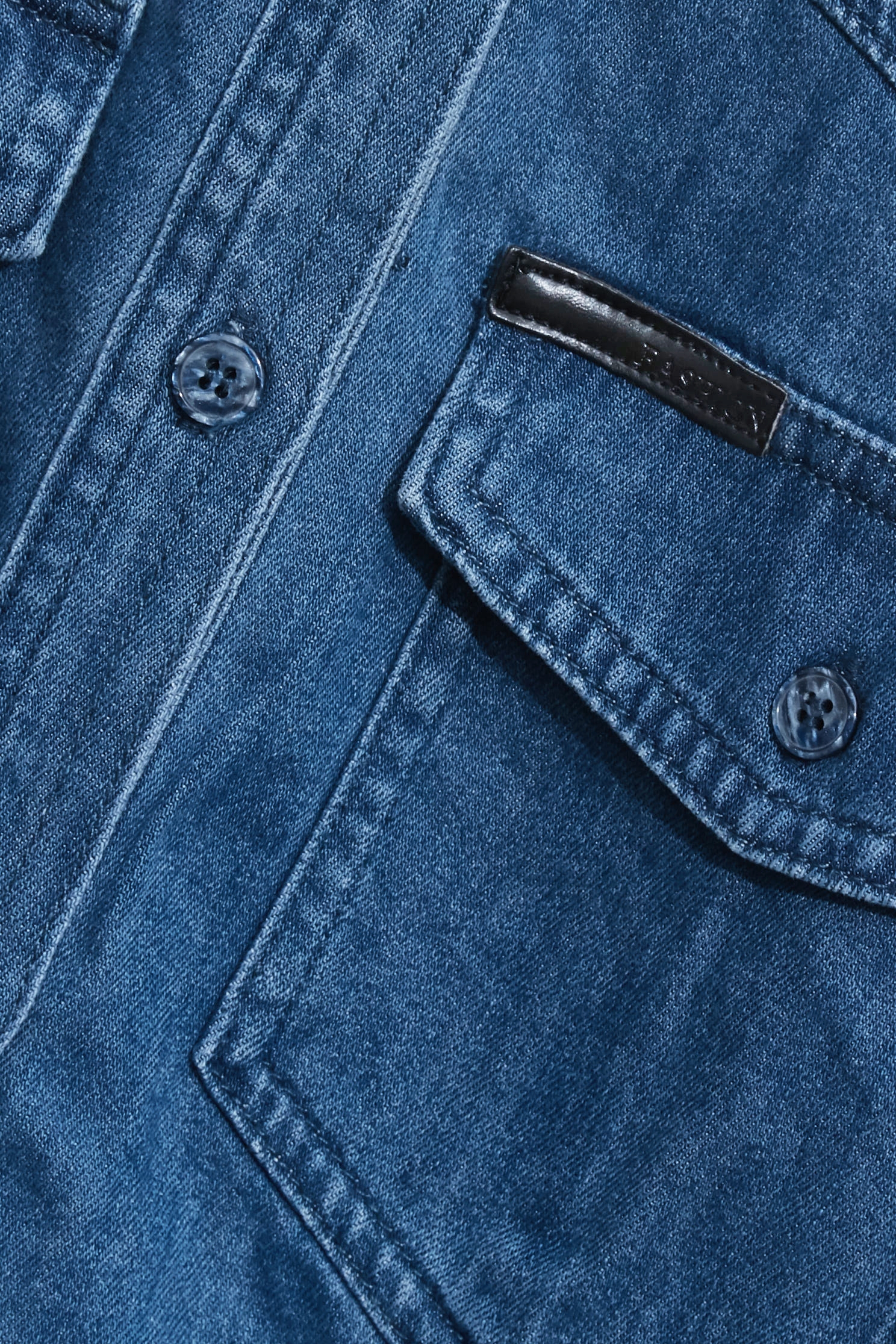 類天絲棉牛仔襯衫類天絲棉牛仔襯衫,上班OL穿搭,丹寧,牛仔,秋冬穿搭,襯衫