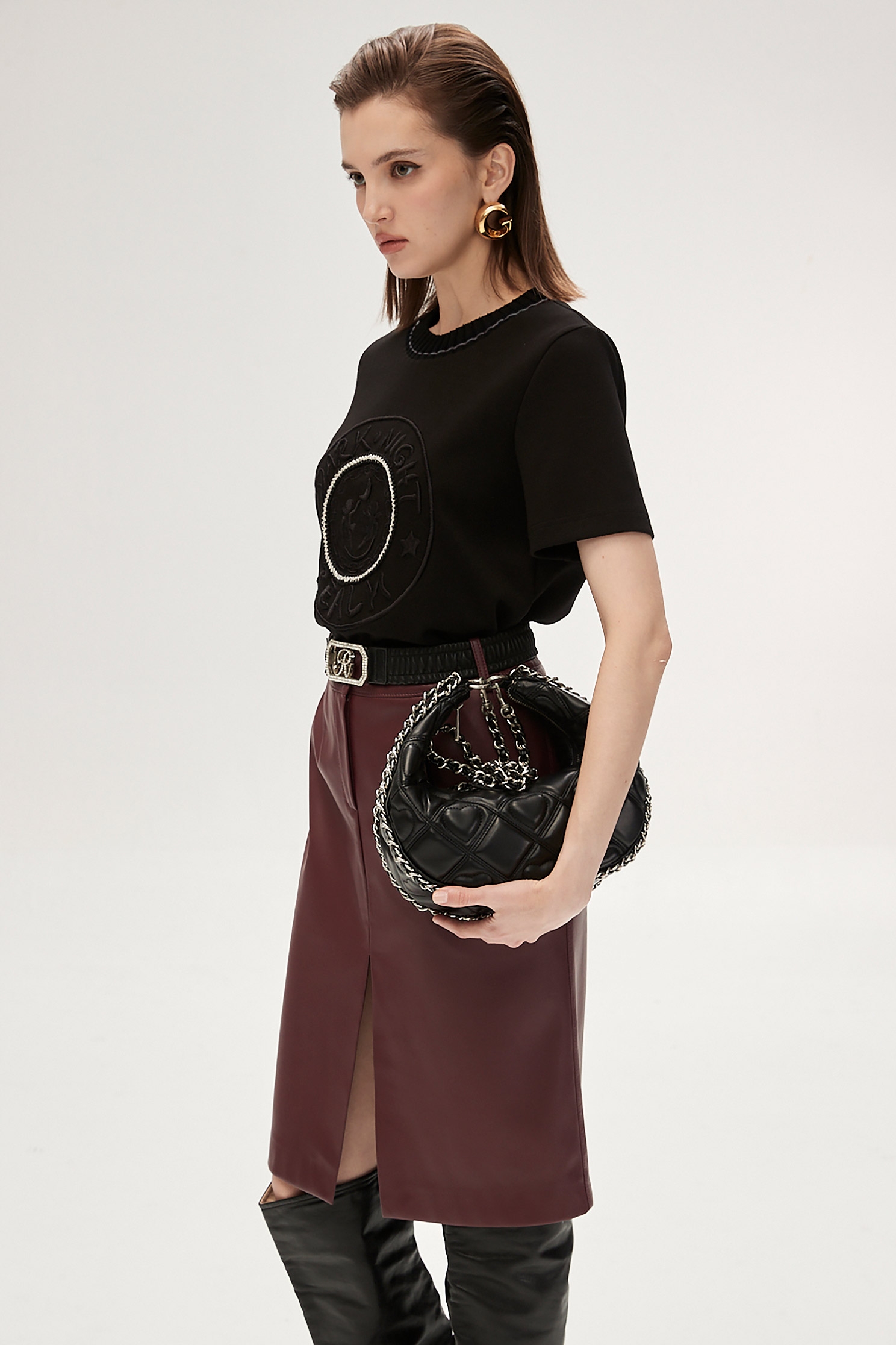 綴黑夜字串刺繡上衣綴黑夜字串刺繡上衣,上衣,刺繡,春夏穿搭,黑色上衣