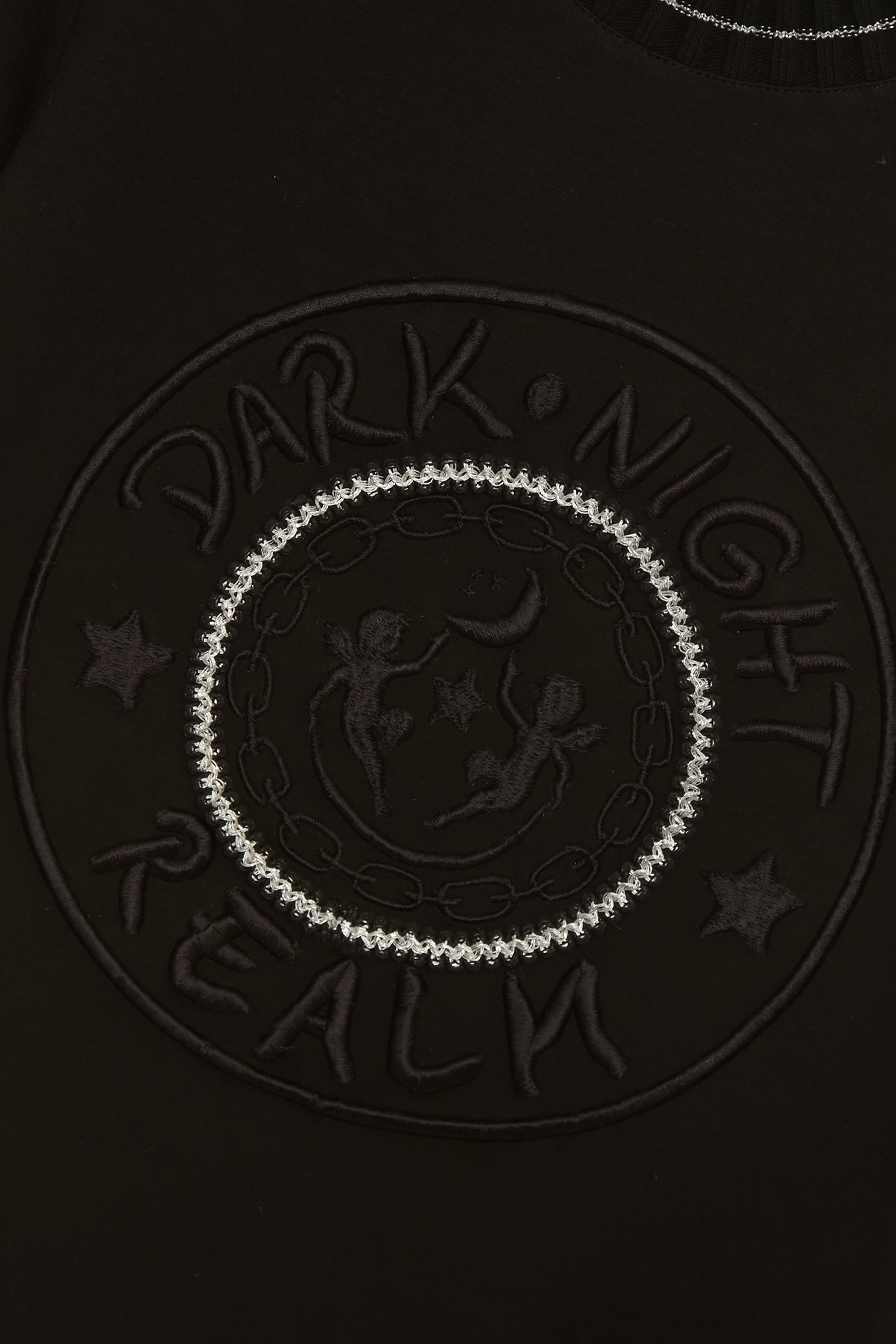 綴黑夜字串刺繡上衣綴黑夜字串刺繡上衣,上衣,刺繡,春夏穿搭,黑色上衣