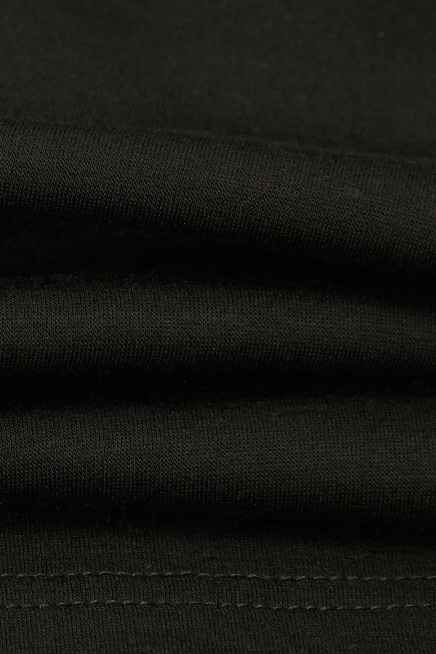 綴黑夜字串刺繡上衣綴黑夜字串刺繡上衣,上衣,刺繡,春夏穿搭,黑色上衣