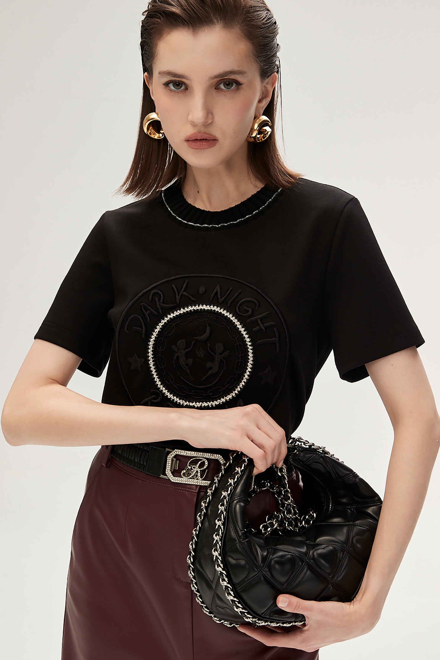 綴黑夜字串刺繡上衣綴黑夜字串刺繡上衣,上衣,刺繡,春夏穿搭,黑色上衣