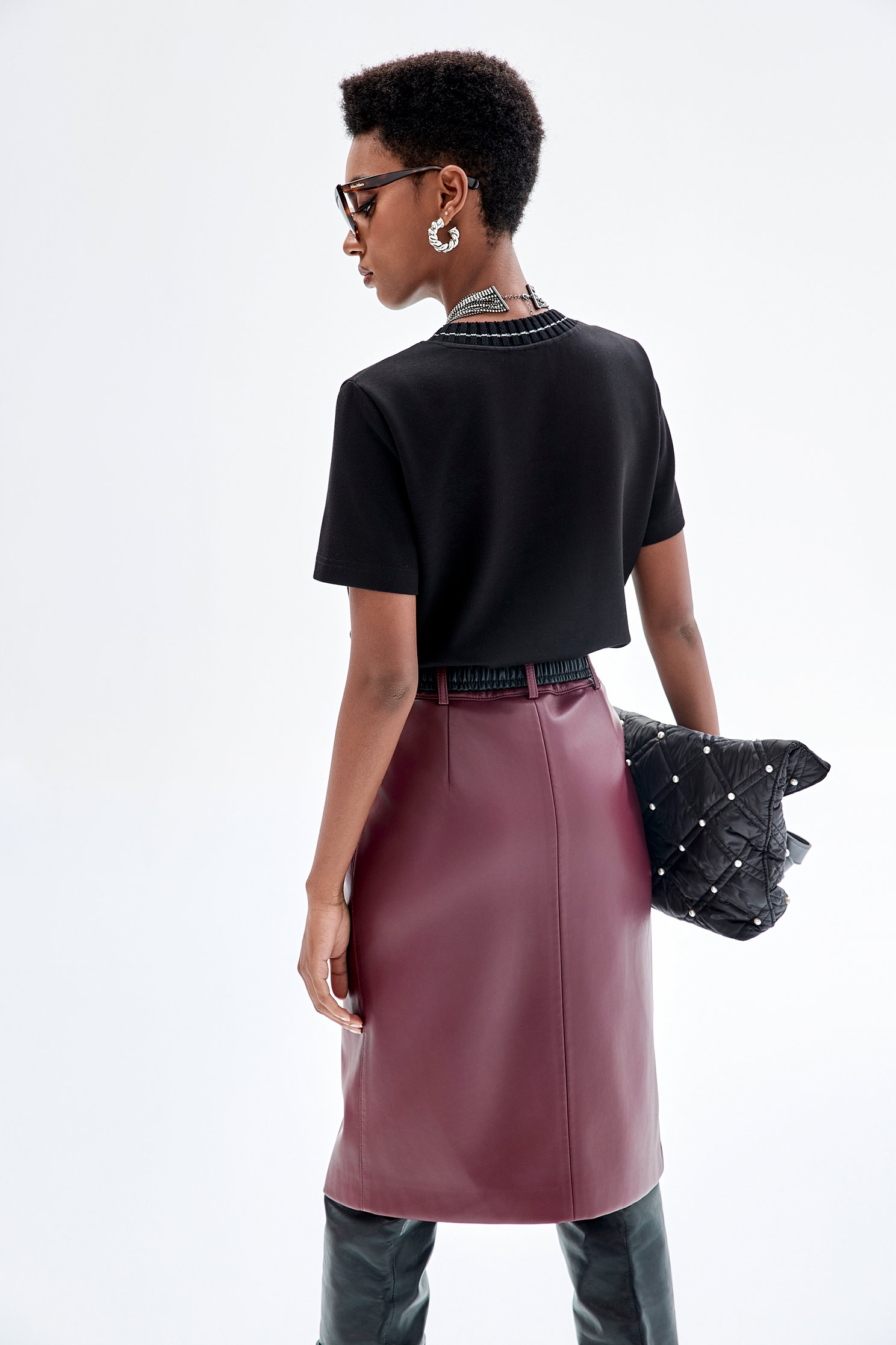 綴黑夜字串刺繡上衣綴黑夜字串刺繡上衣,上衣,刺繡,春夏穿搭,黑色上衣