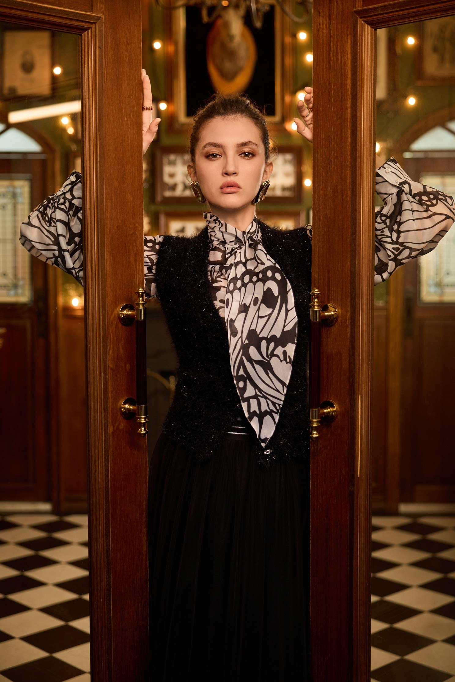 蝴蝶圖騰領巾式絲棉上衣蝴蝶圖騰領巾式絲棉上衣,上班OL穿搭,上衣,內搭上衣,珍珠,秋冬穿搭,細肩帶