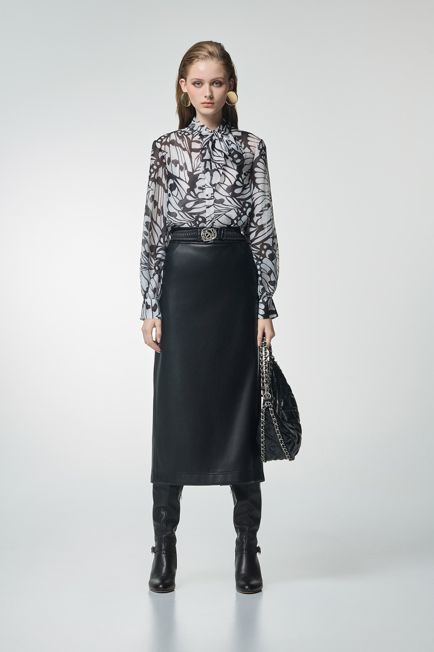 蝴蝶圖騰領巾式絲棉上衣蝴蝶圖騰領巾式絲棉上衣,上班OL穿搭,上衣,內搭上衣,珍珠,秋冬穿搭,細肩帶