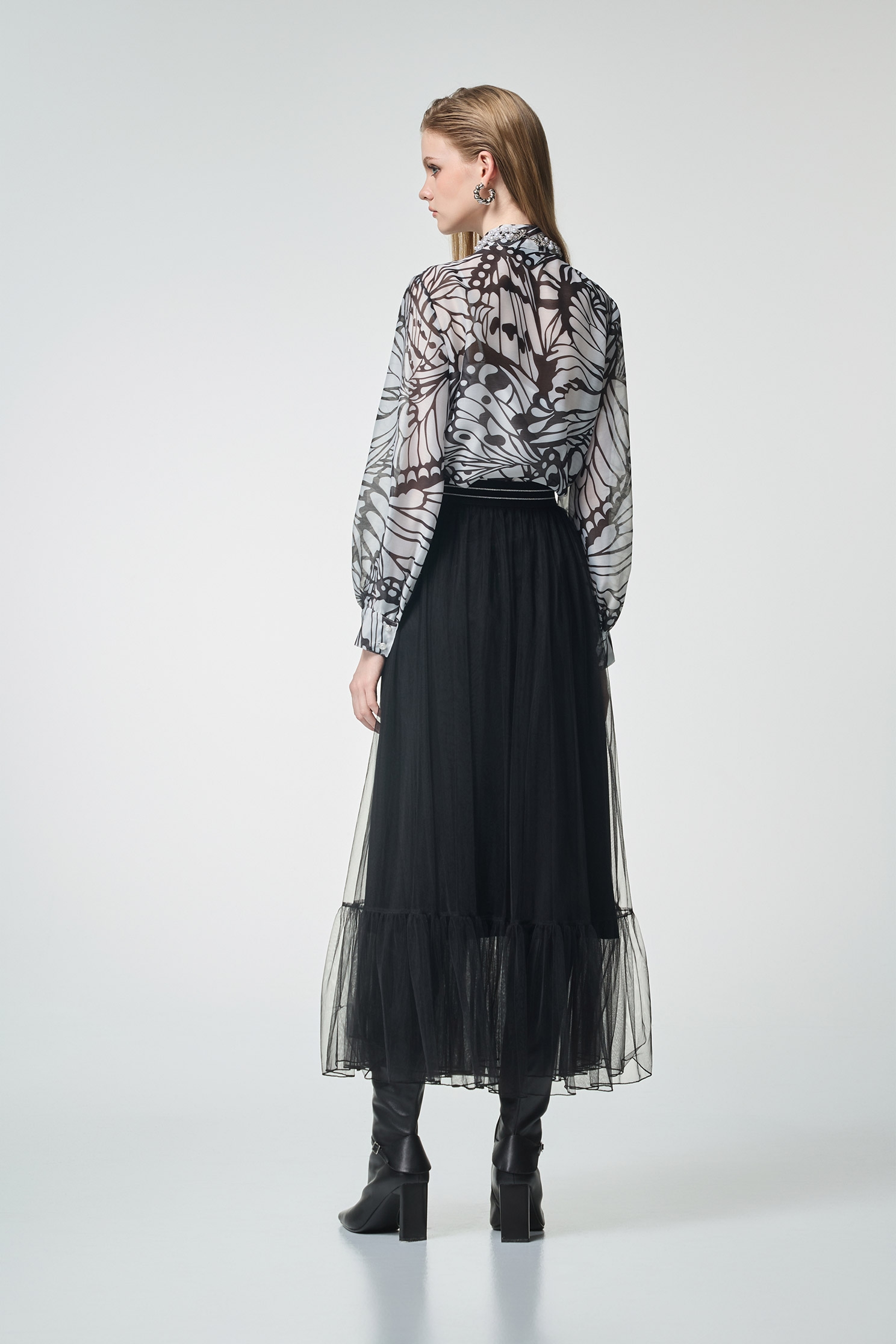 蝴蝶圖騰領巾式絲棉上衣蝴蝶圖騰領巾式絲棉上衣,上班OL穿搭,上衣,內搭上衣,珍珠,秋冬穿搭,細肩帶