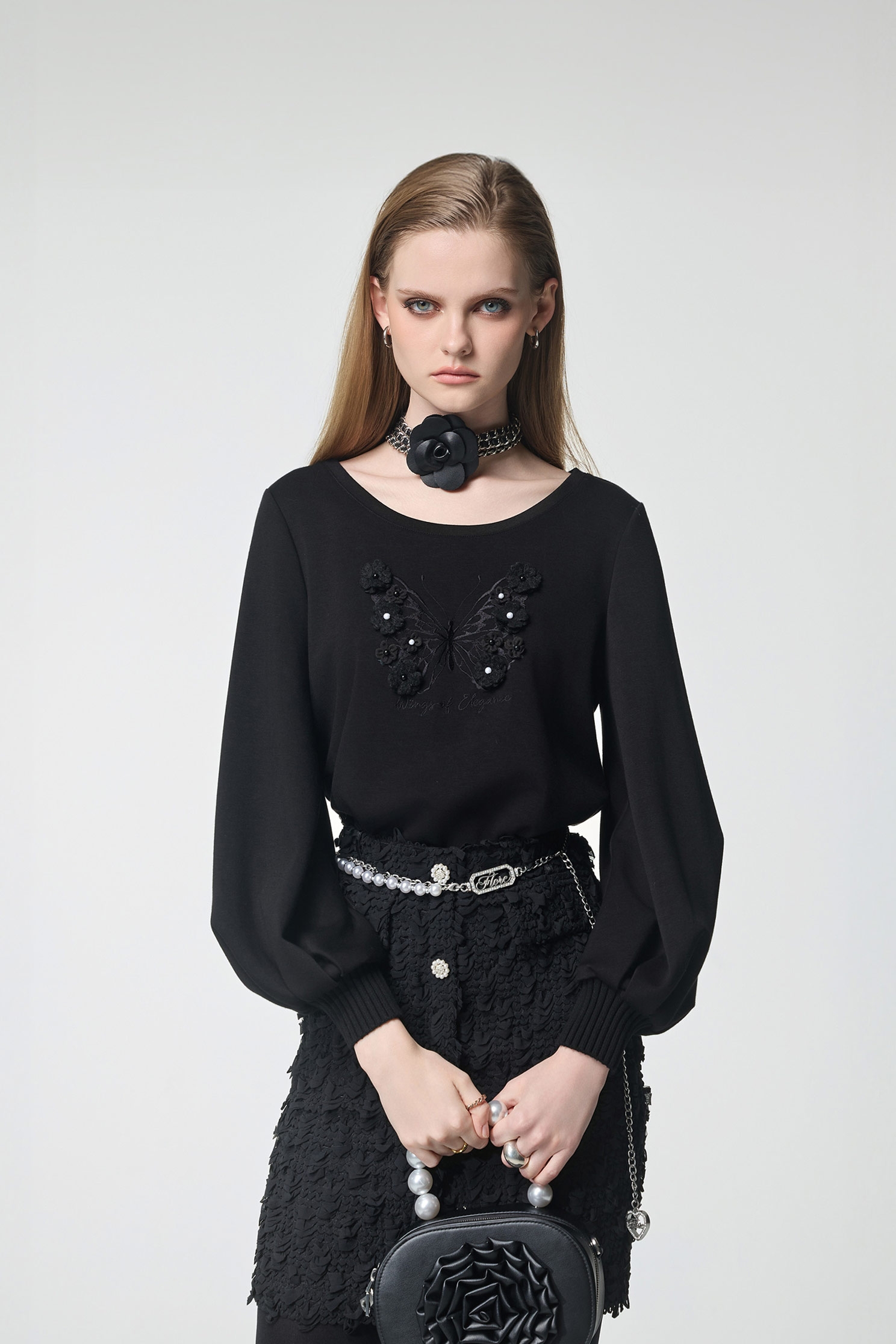 珍珠花片蝴蝶繡花單品上衣珍珠花片蝴蝶繡花單品上衣,上衣,人氣商品,珍珠,秋冬穿搭,簡約穿搭,約會特輯,繡花,花花世界