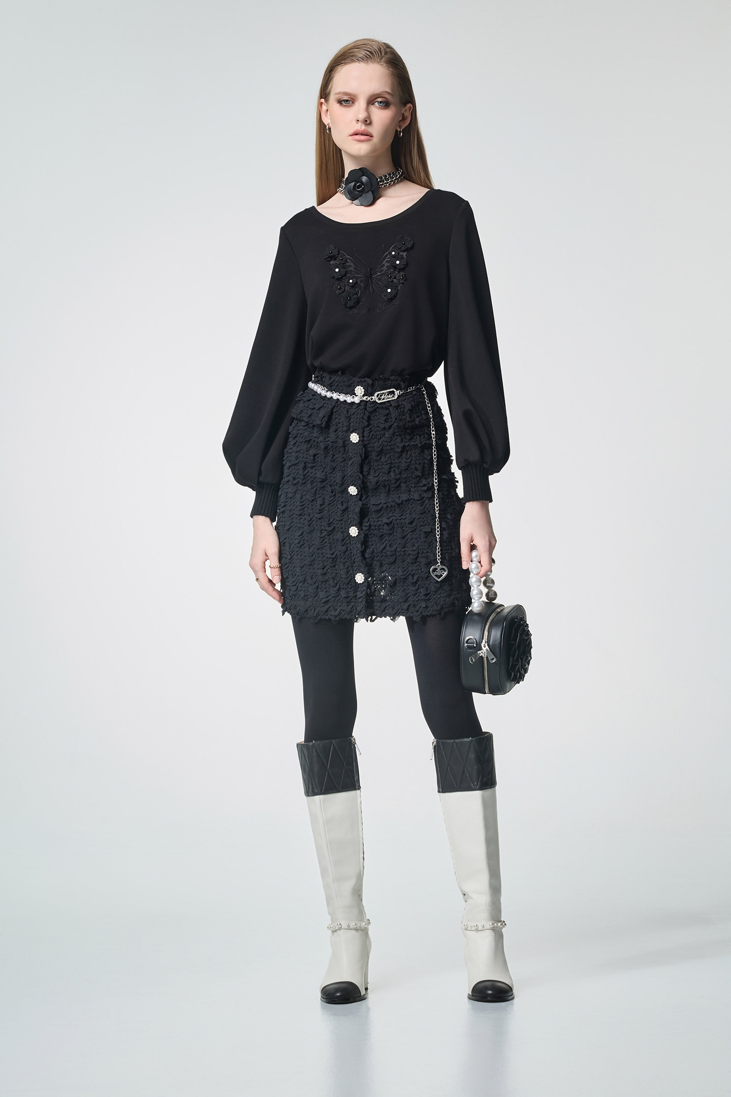 珍珠花片蝴蝶繡花單品上衣珍珠花片蝴蝶繡花單品上衣,上衣,人氣商品,珍珠,秋冬穿搭,簡約穿搭,約會特輯,繡花,花花世界