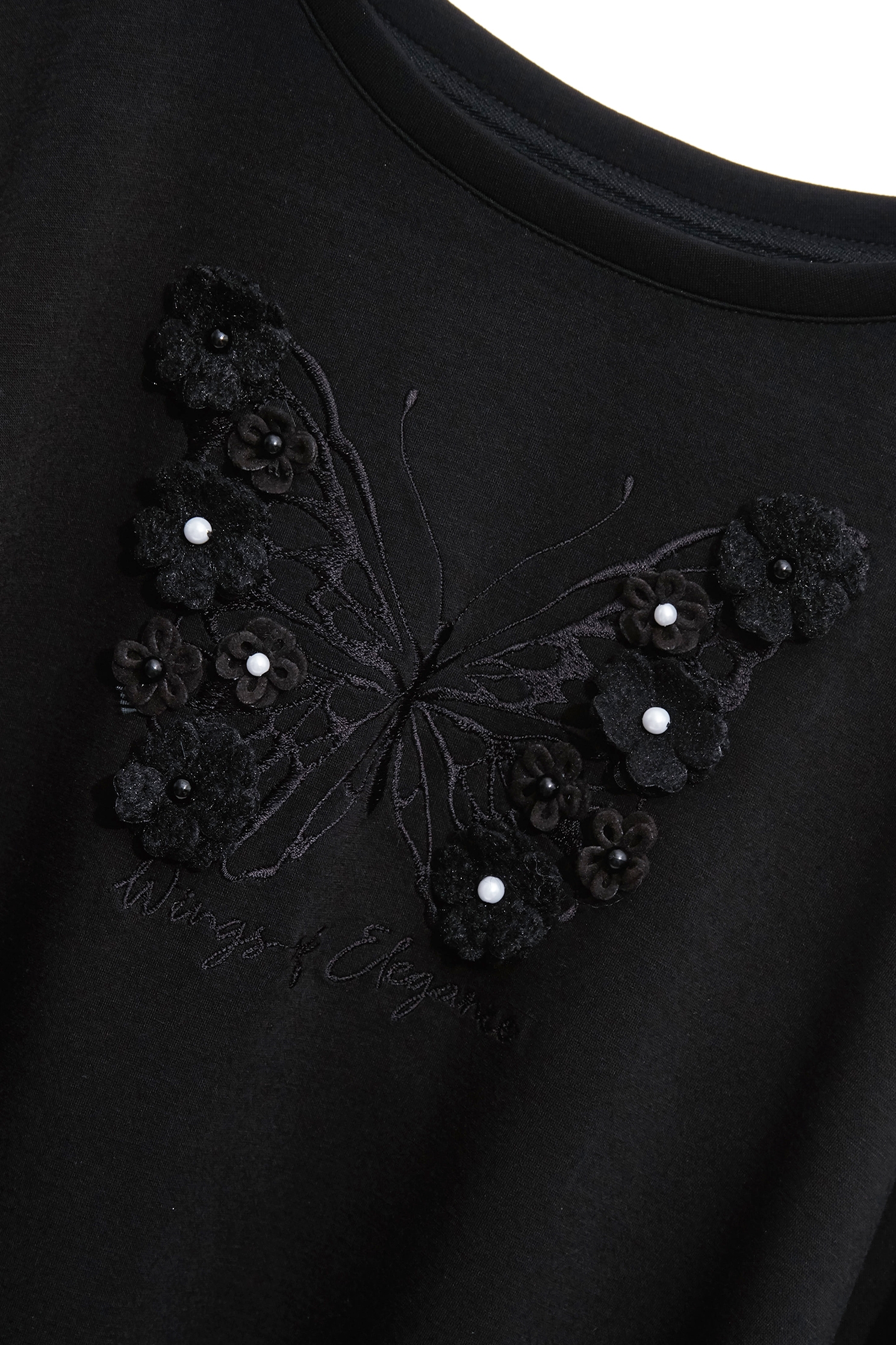 珍珠花片蝴蝶繡花單品上衣珍珠花片蝴蝶繡花單品上衣,上衣,人氣商品,珍珠,秋冬穿搭,簡約穿搭,約會特輯,繡花,花花世界