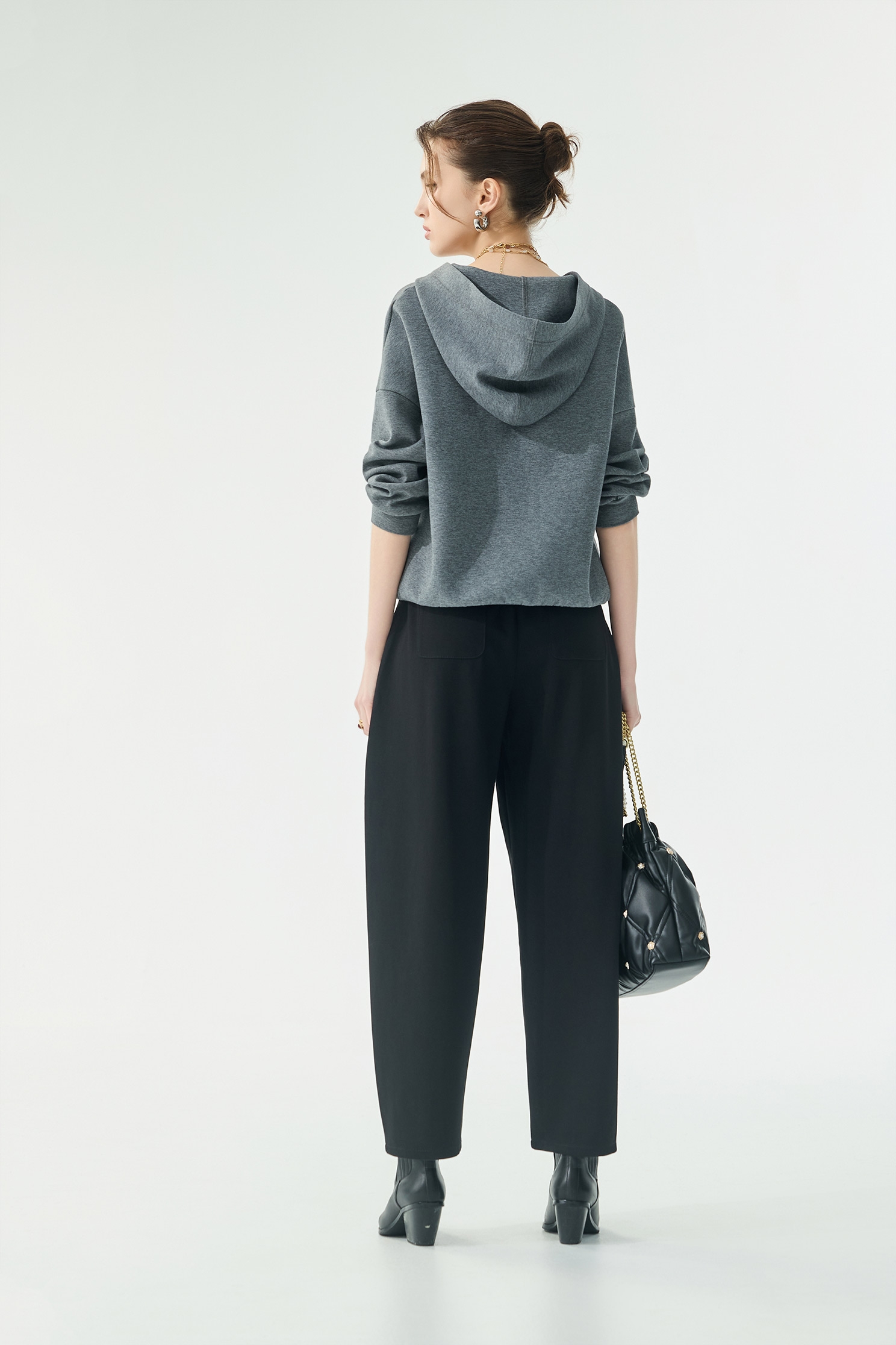 薄暮灰連帽衛衣式上衣薄暮灰連帽衛衣式上衣,上衣,人氣商品,刺繡,秋冬穿搭,簡約穿搭,衛衣