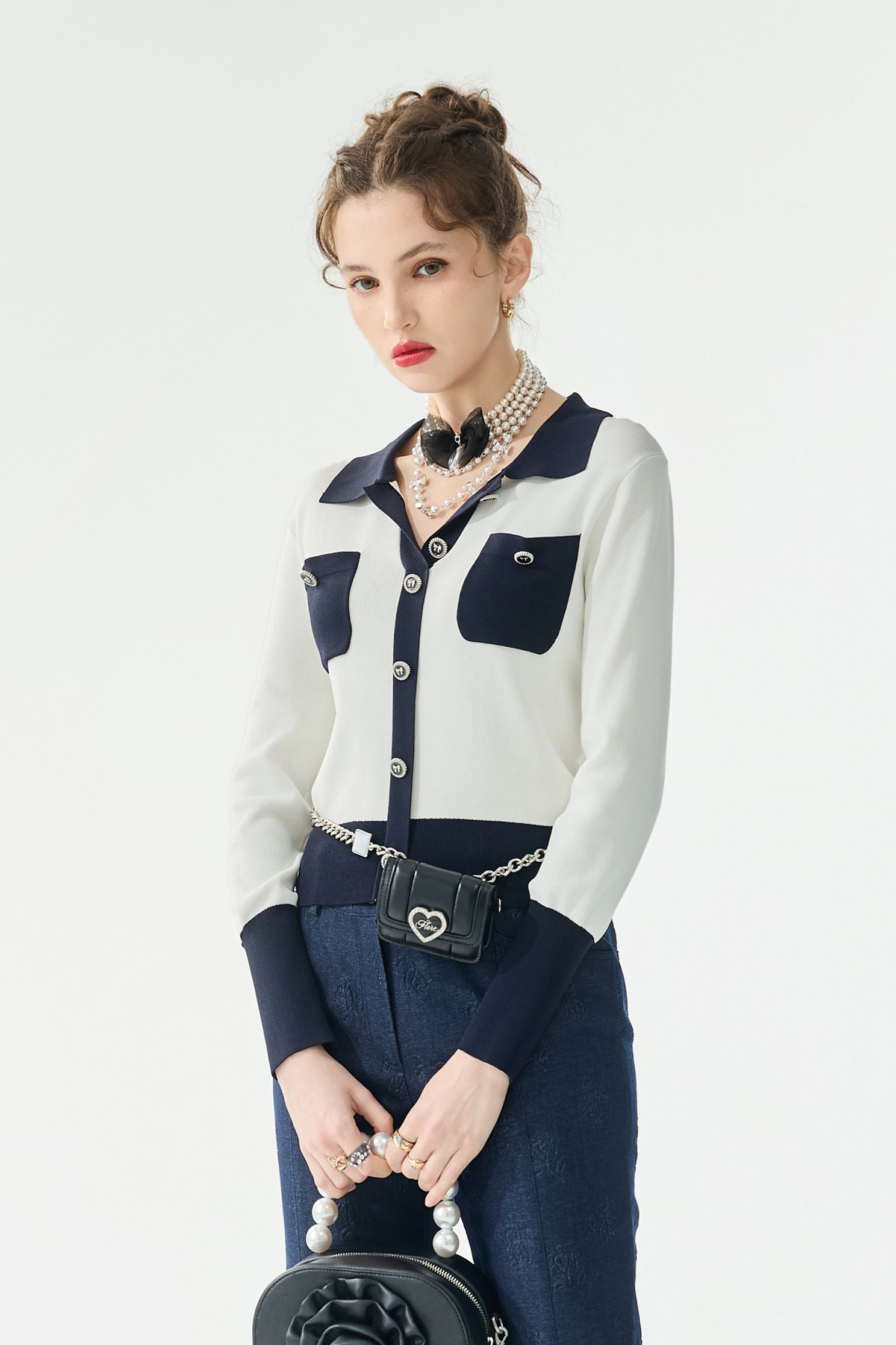 午夜藍配色造型上衣午夜藍配色造型上衣,上班OL穿搭,上衣,小香風,春夏穿搭,白色上衣,蝴蝶結,針織,針織衫