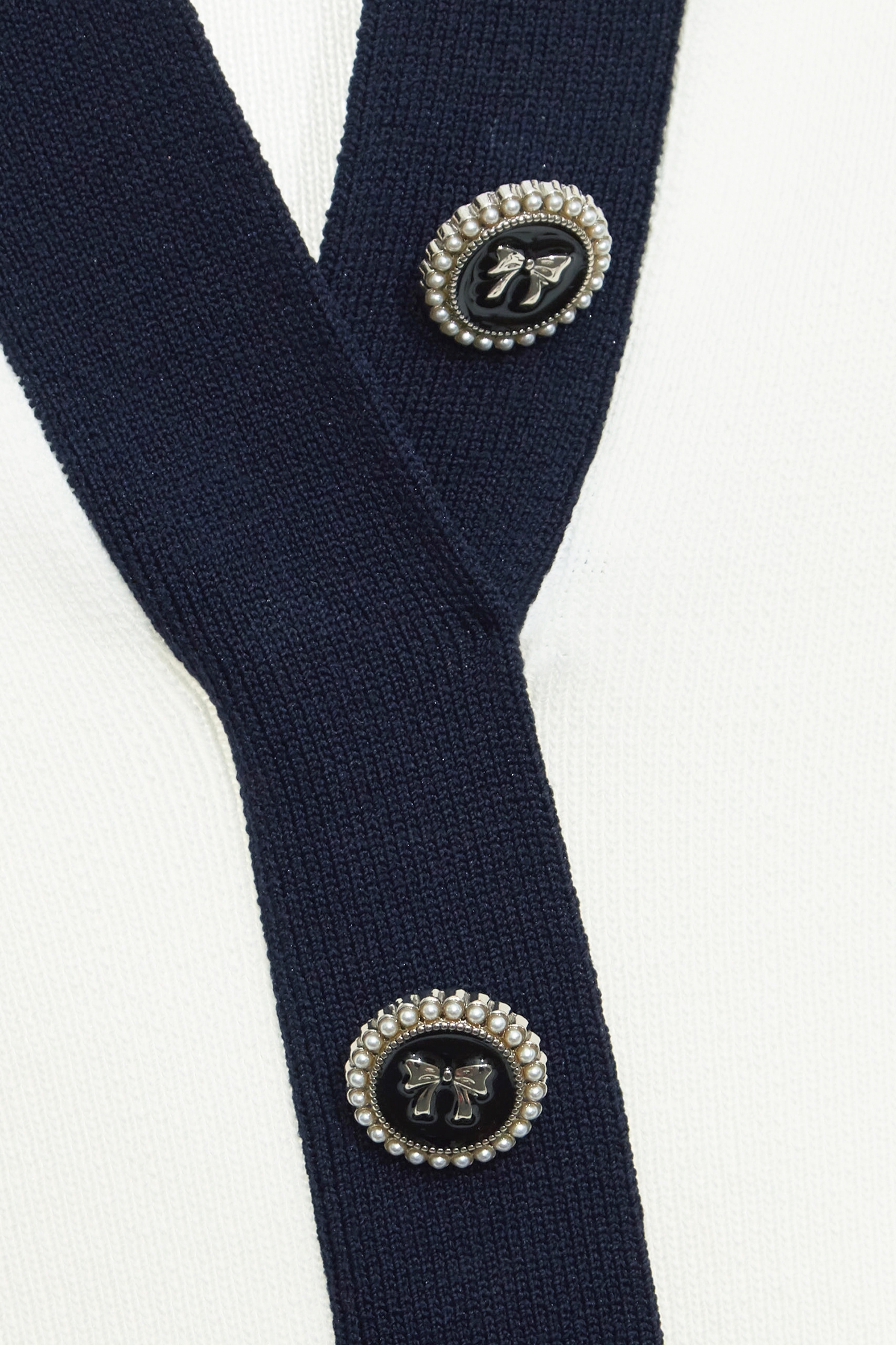 午夜藍配色造型上衣午夜藍配色造型上衣,上班OL穿搭,上衣,小香風,春夏穿搭,白色上衣,蝴蝶結,針織,針織衫