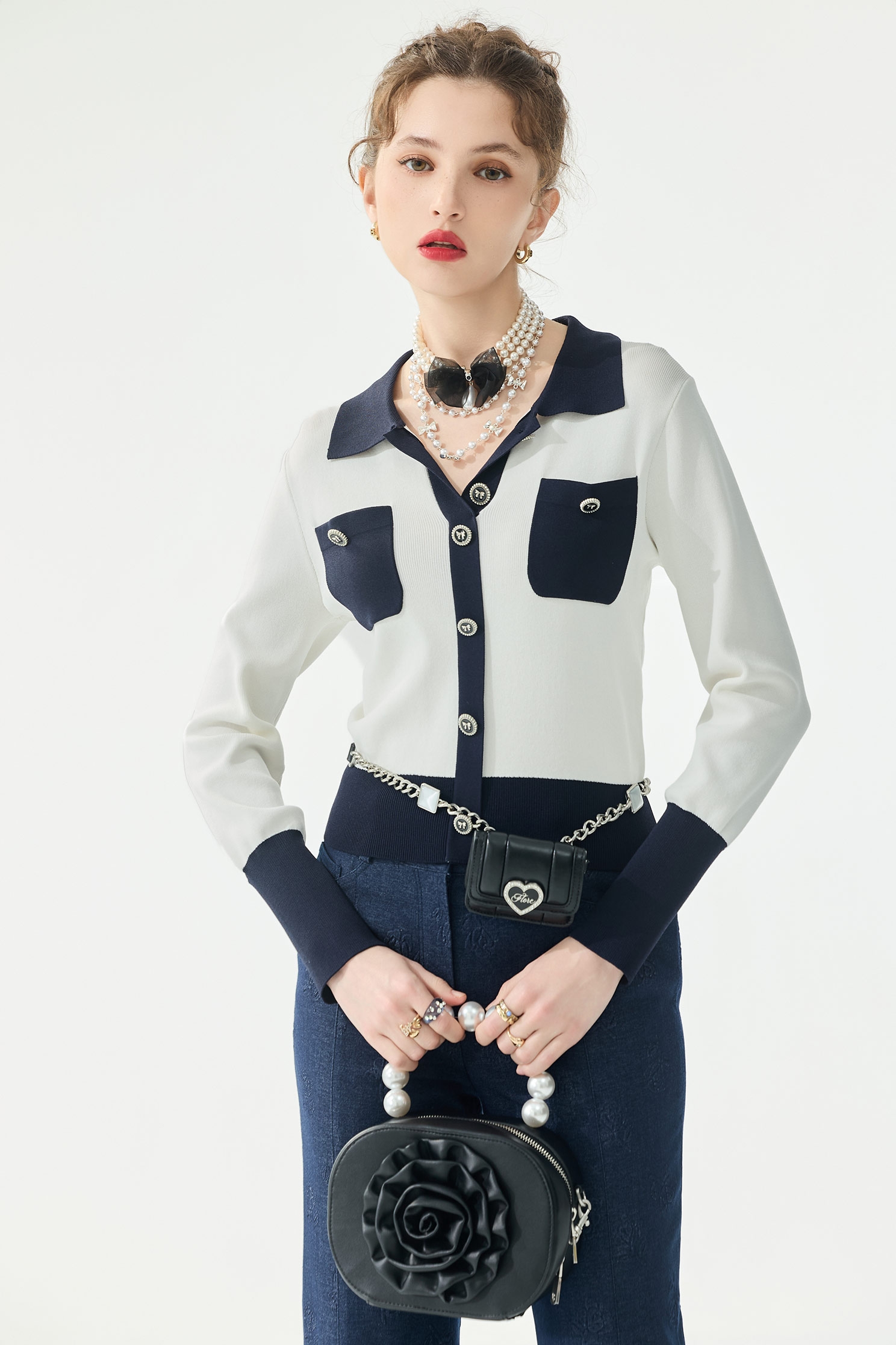 午夜藍配色造型上衣午夜藍配色造型上衣,上班OL穿搭,上衣,小香風,春夏穿搭,白色上衣,蝴蝶結,針織,針織衫