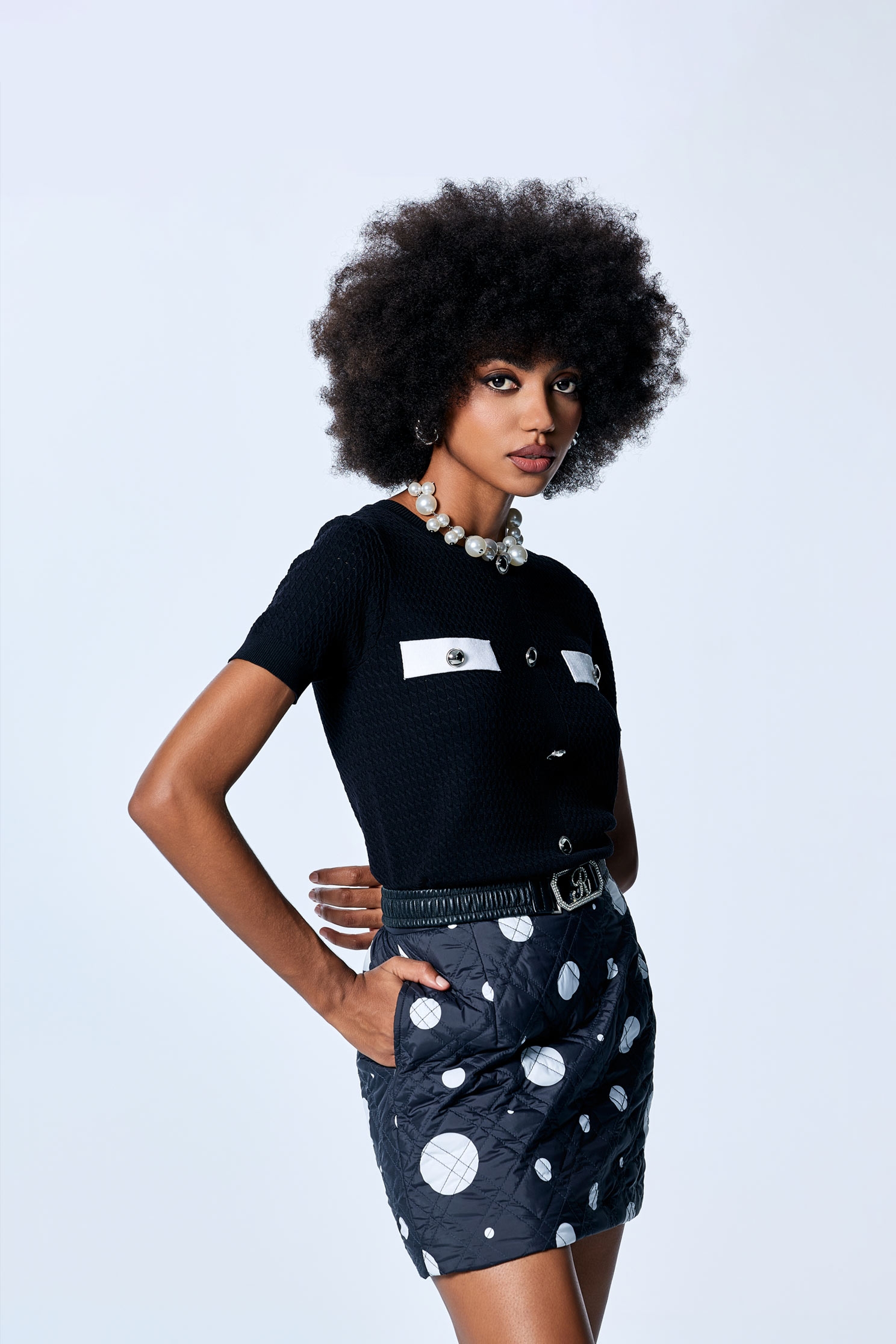 裝飾口袋針織上衣裝飾口袋針織上衣,上班OL穿搭,上衣,春夏穿搭,針織,針織衫,黑色上衣