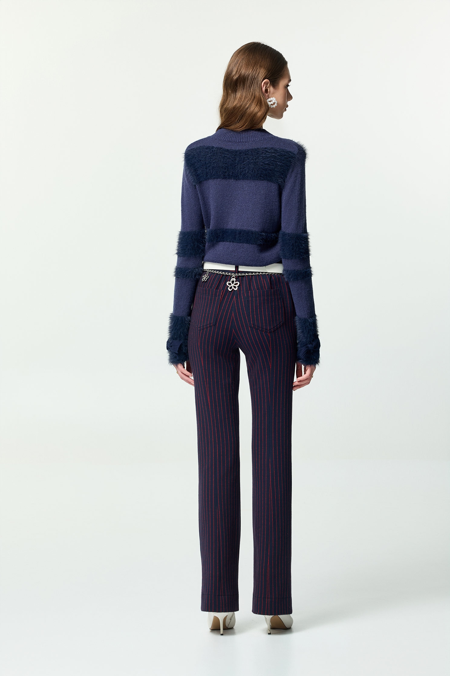 濃厚靛藍綴織帶花卉針織上衣濃厚靛藍綴織帶花卉針織上衣,上班OL穿搭,上衣,人氣商品,秋冬穿搭,約會特輯,花花世界,蝴蝶結,針織,針織上衣,針織衫