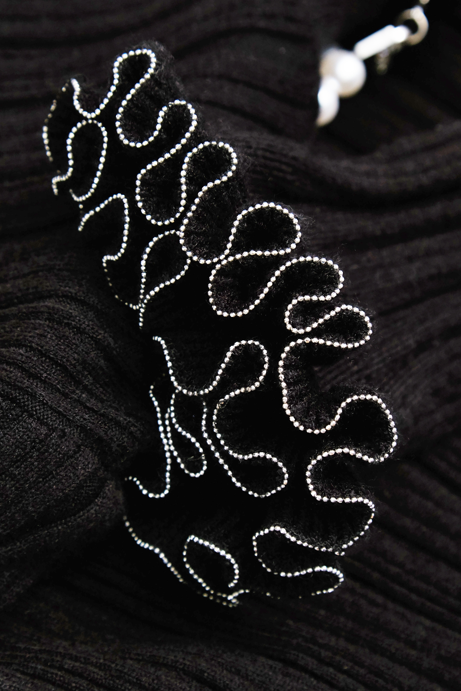 荷葉波浪崁珠坑條針織荷葉波浪崁珠坑條針織,上班OL穿搭,人氣商品,秋冬穿搭,簡約穿搭,約會特輯,荷葉,針織,針織衫