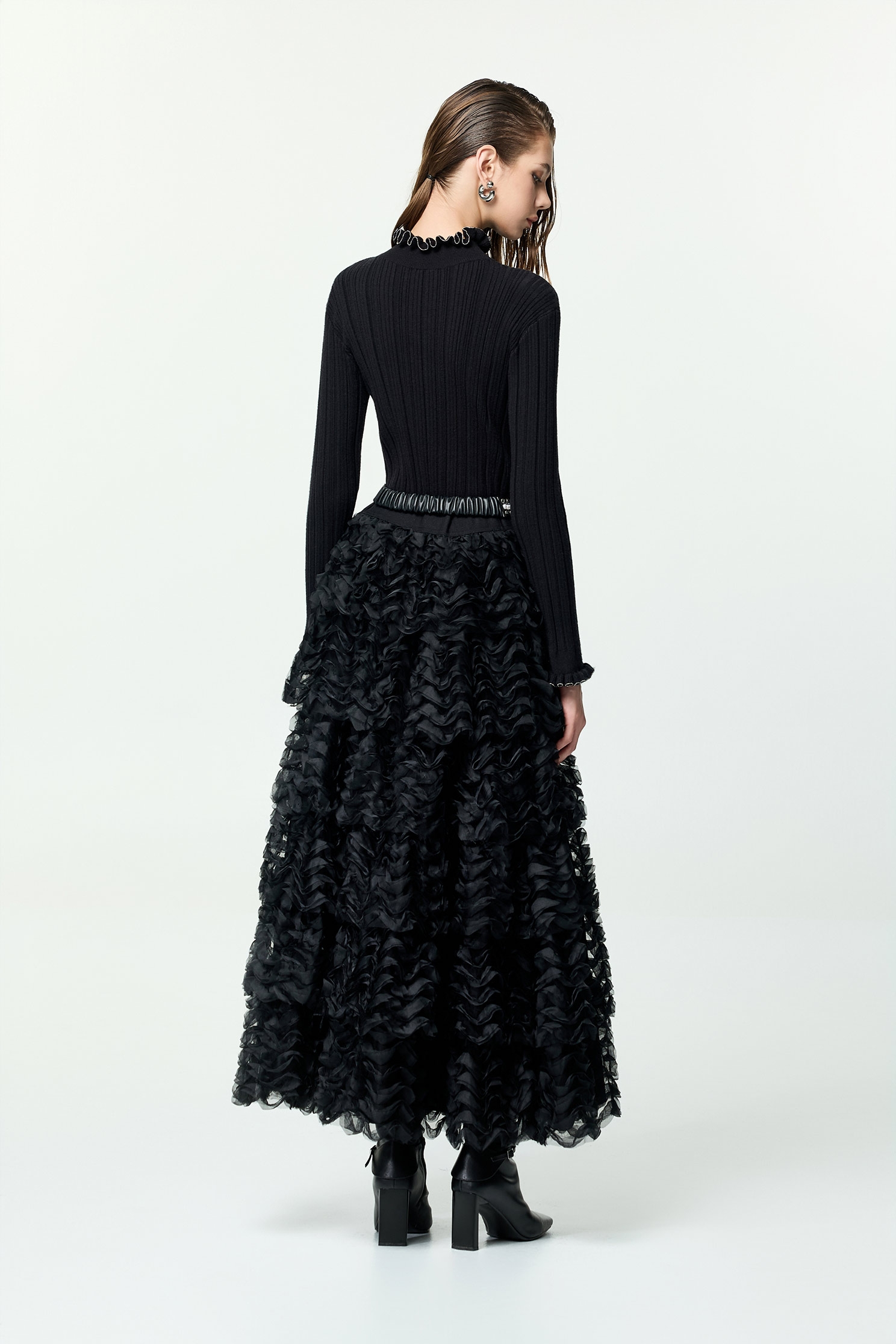 荷葉波浪崁珠坑條針織荷葉波浪崁珠坑條針織,上班OL穿搭,人氣商品,秋冬穿搭,簡約穿搭,約會特輯,荷葉,針織,針織衫