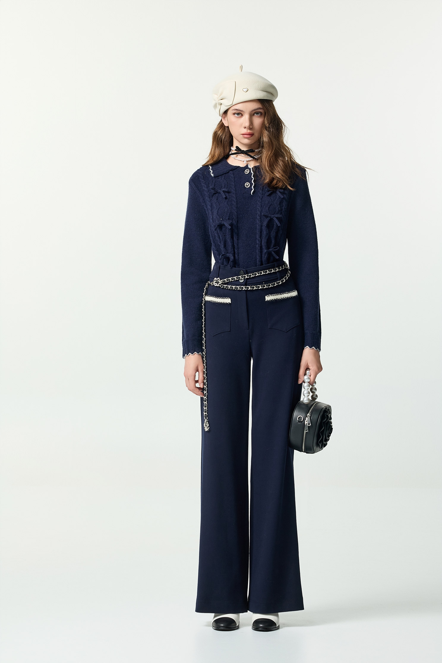 濃厚靛藍配色鋸齒邊針織上衣濃厚靛藍配色鋸齒邊針織上衣,V領上衣,上班OL穿搭,上衣,人氣商品,秋冬穿搭,約會特輯,蝴蝶結,針織,針織上衣,針織衫