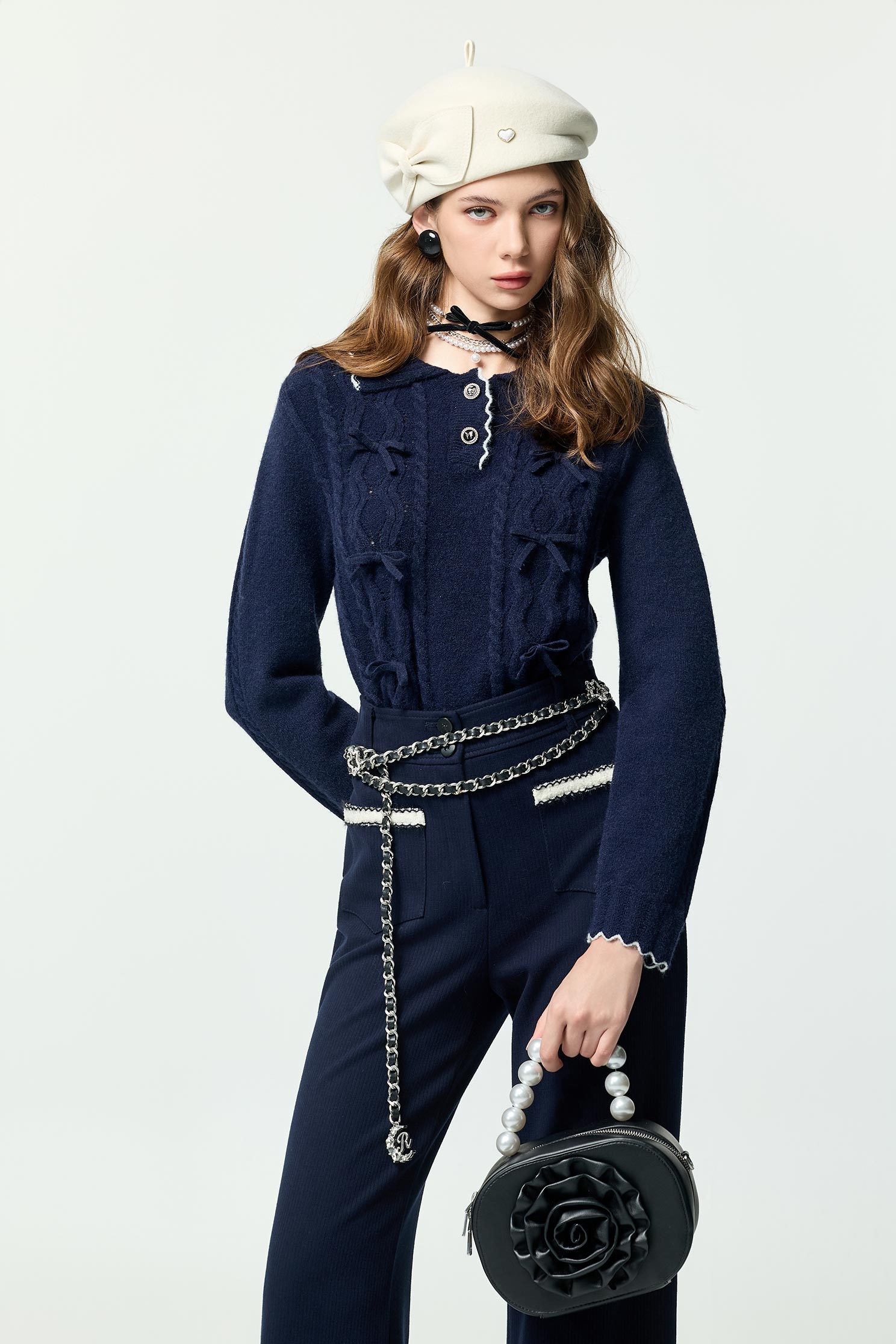 濃厚靛藍配色鋸齒邊針織上衣濃厚靛藍配色鋸齒邊針織上衣,V領上衣,上班OL穿搭,上衣,人氣商品,秋冬穿搭,約會特輯,蝴蝶結,針織,針織上衣,針織衫