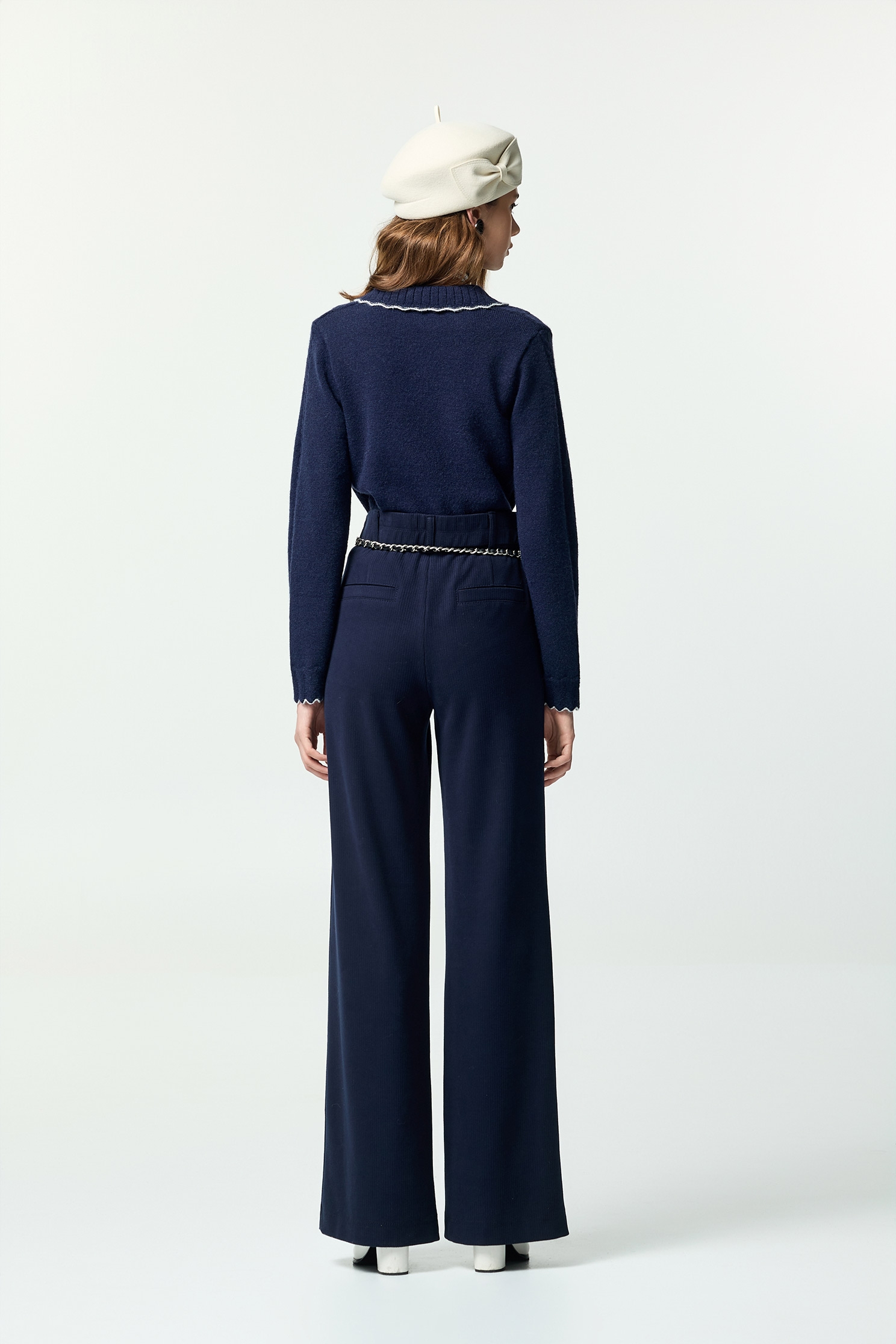 濃厚靛藍配色鋸齒邊針織上衣濃厚靛藍配色鋸齒邊針織上衣,V領上衣,上班OL穿搭,上衣,人氣商品,秋冬穿搭,約會特輯,蝴蝶結,針織,針織上衣,針織衫