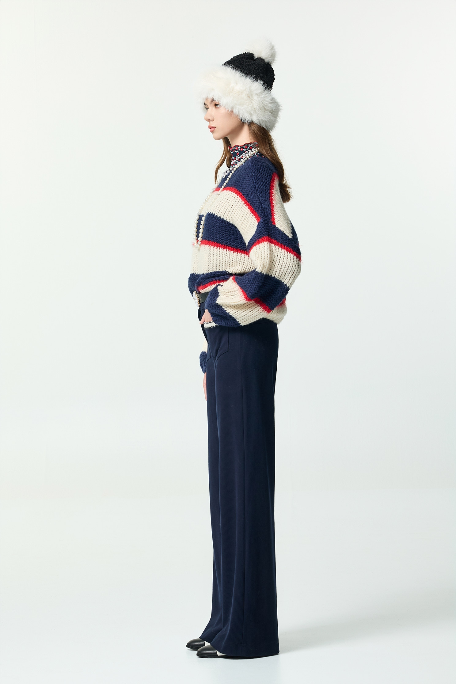 鬆弛感藍白配條針織上衣鬆弛感藍白配條針織上衣,上班OL穿搭,上衣,條紋,秋冬穿搭,約會特輯,針織,針織上衣