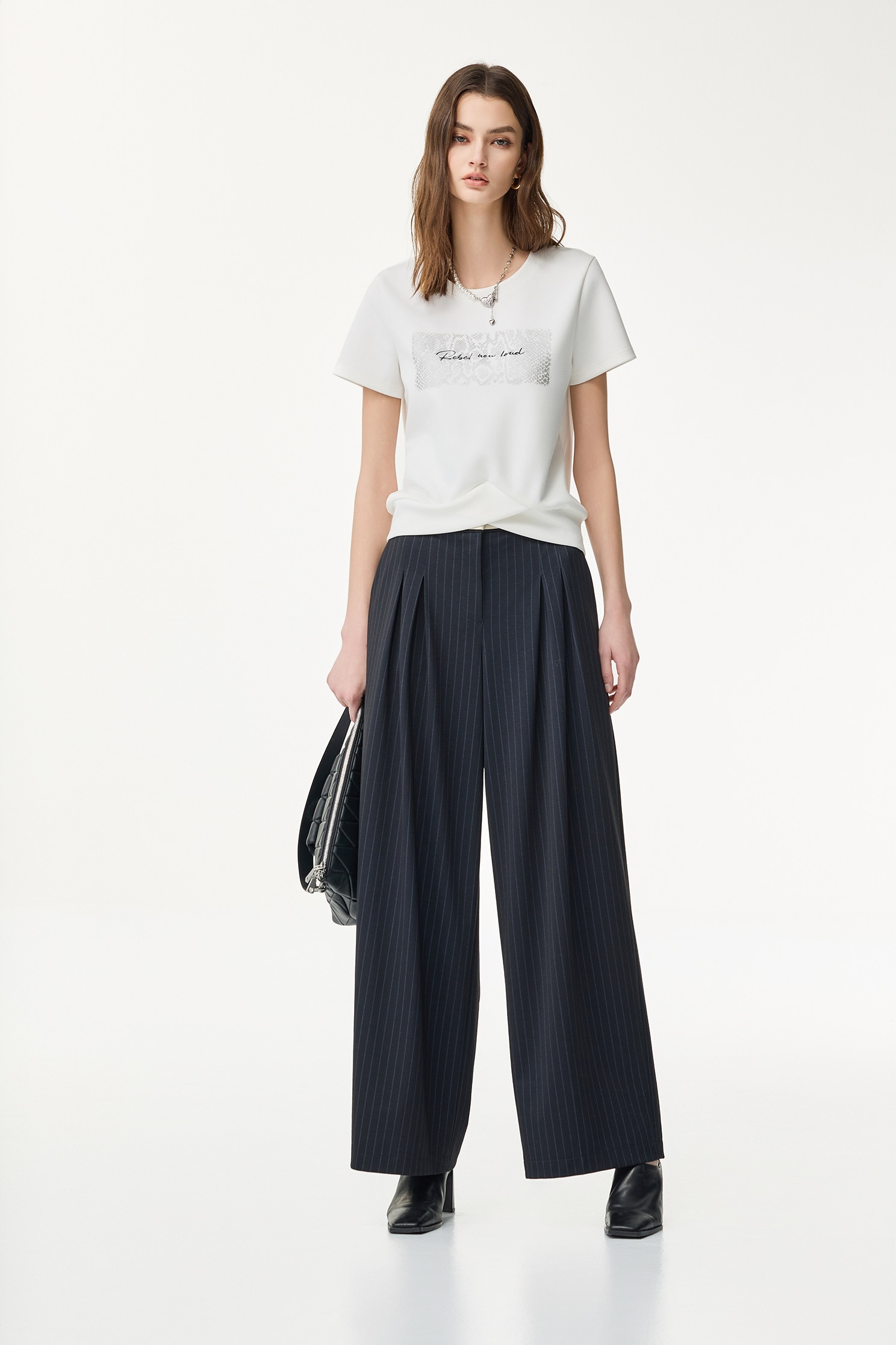 奶白色印繡花交叉T奶白色印繡花交叉T,T-Shirt,春夏穿搭,繡花