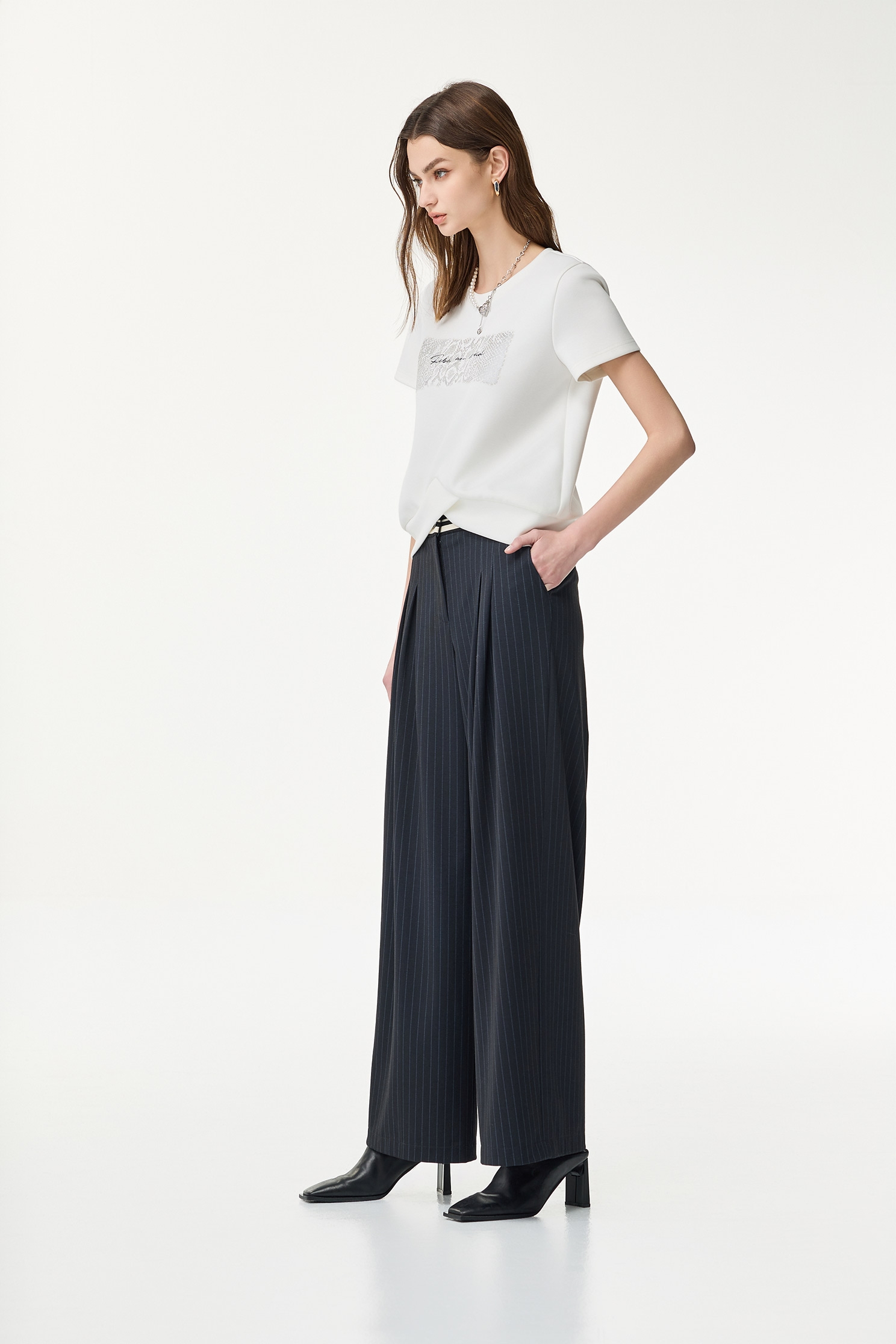 奶白色印繡花交叉T奶白色印繡花交叉T,T-Shirt,春夏穿搭,繡花