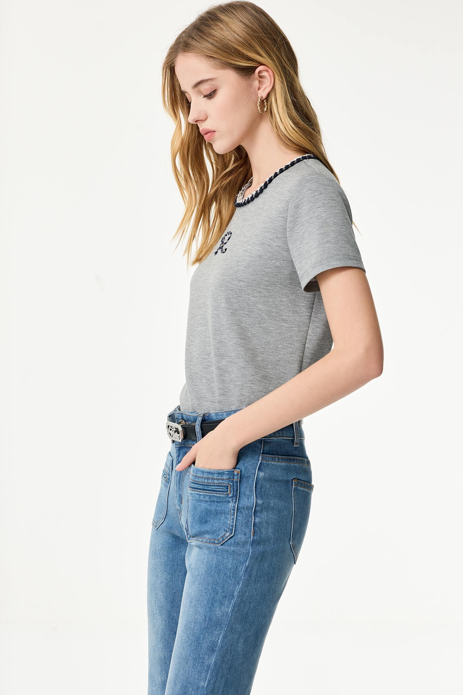 鹽灰色織帶繞字裝飾T鹽灰色織帶繞字裝飾T,T-Shirt,春夏穿搭