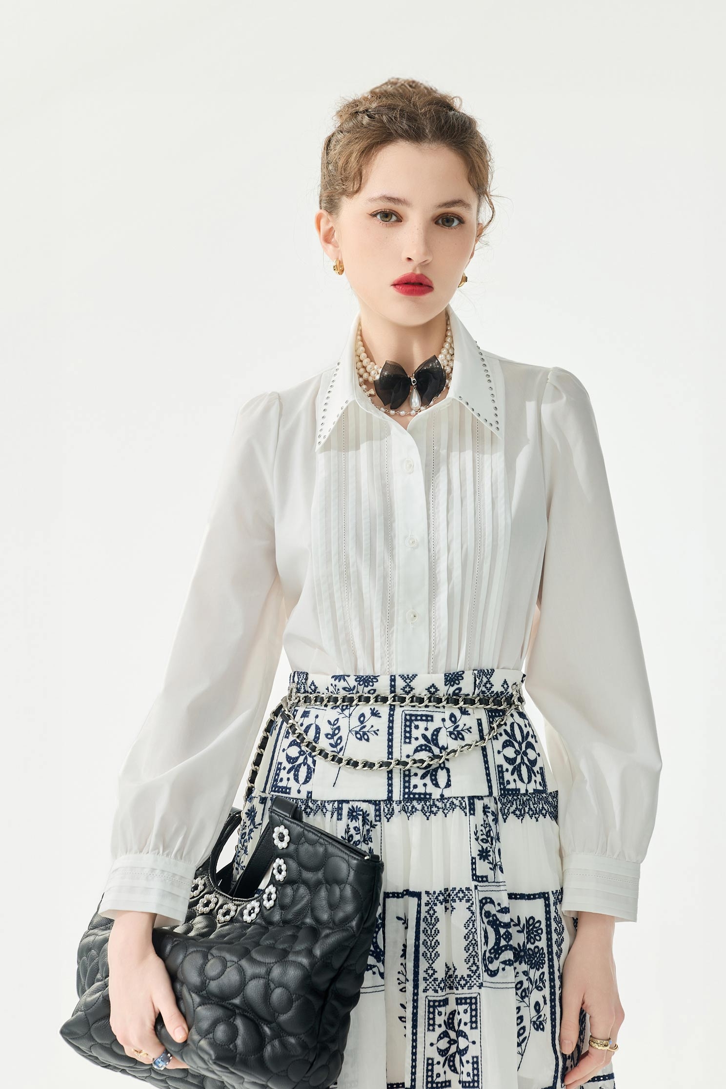 綴鑽飾領片襯衫上衣綴鑽飾領片襯衫上衣,上班OL穿搭,上衣,刺繡,春夏穿搭,白色上衣,襯衫