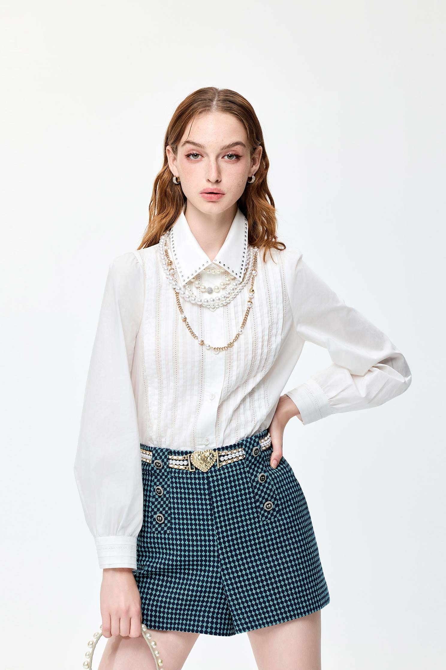 綴鑽飾領片襯衫上衣綴鑽飾領片襯衫上衣,上班OL穿搭,上衣,刺繡,春夏穿搭,白色上衣,襯衫