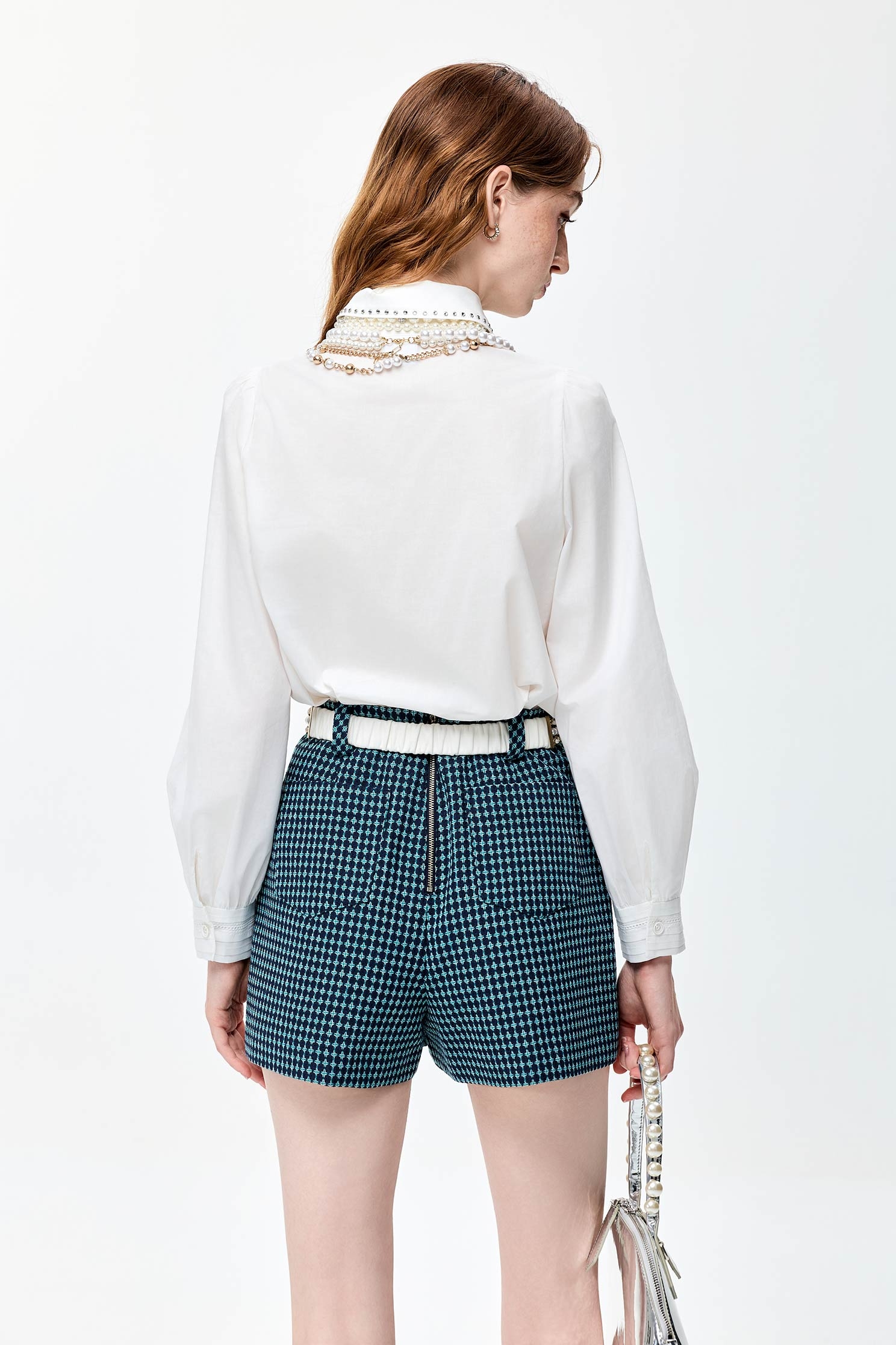 綴鑽飾領片襯衫上衣綴鑽飾領片襯衫上衣,上班OL穿搭,上衣,刺繡,春夏穿搭,白色上衣,襯衫