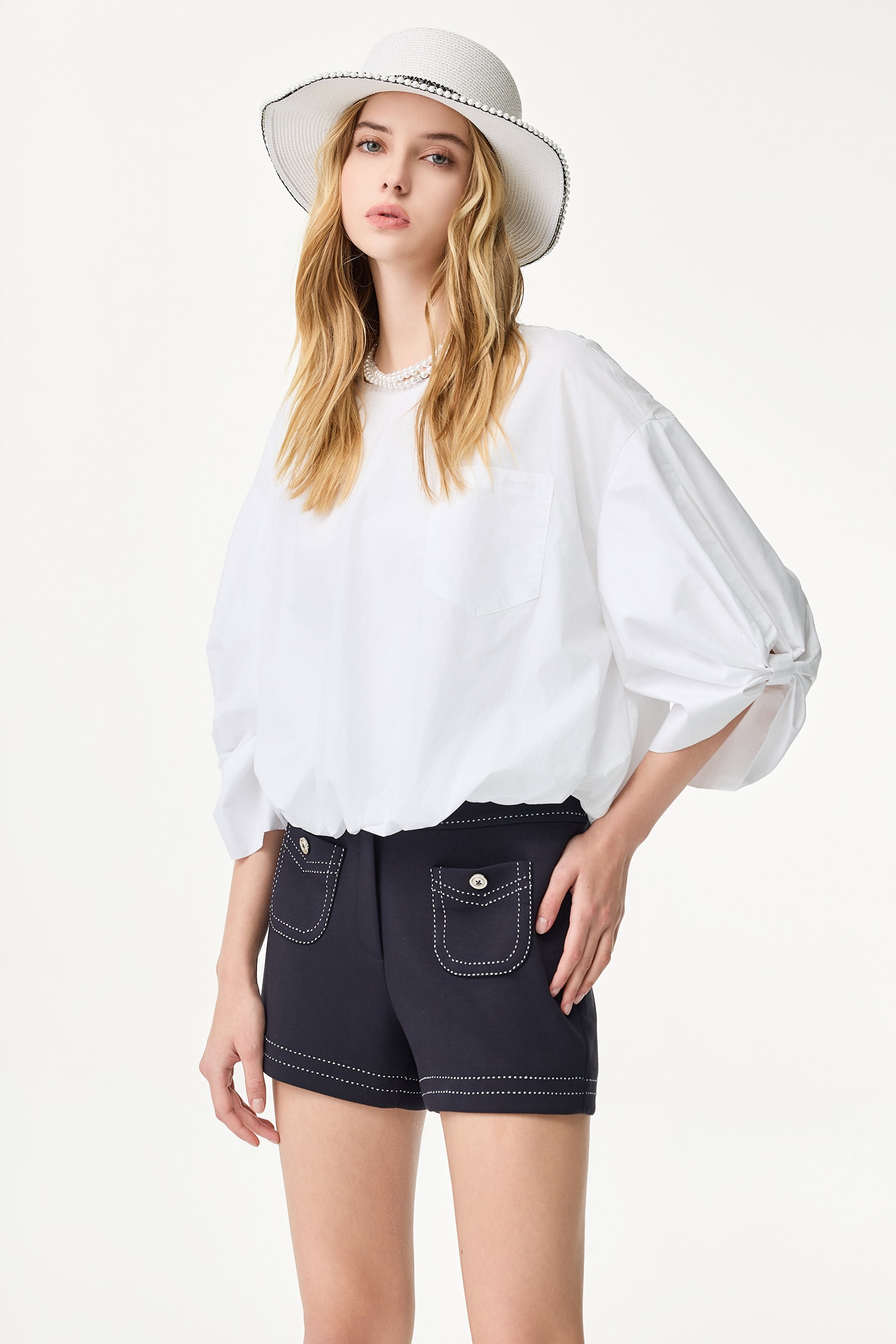 白色立體泡袖單品上衣白色立體泡袖單品上衣,上衣,春夏穿搭,白色上衣,約會特輯,繡花,襯衫