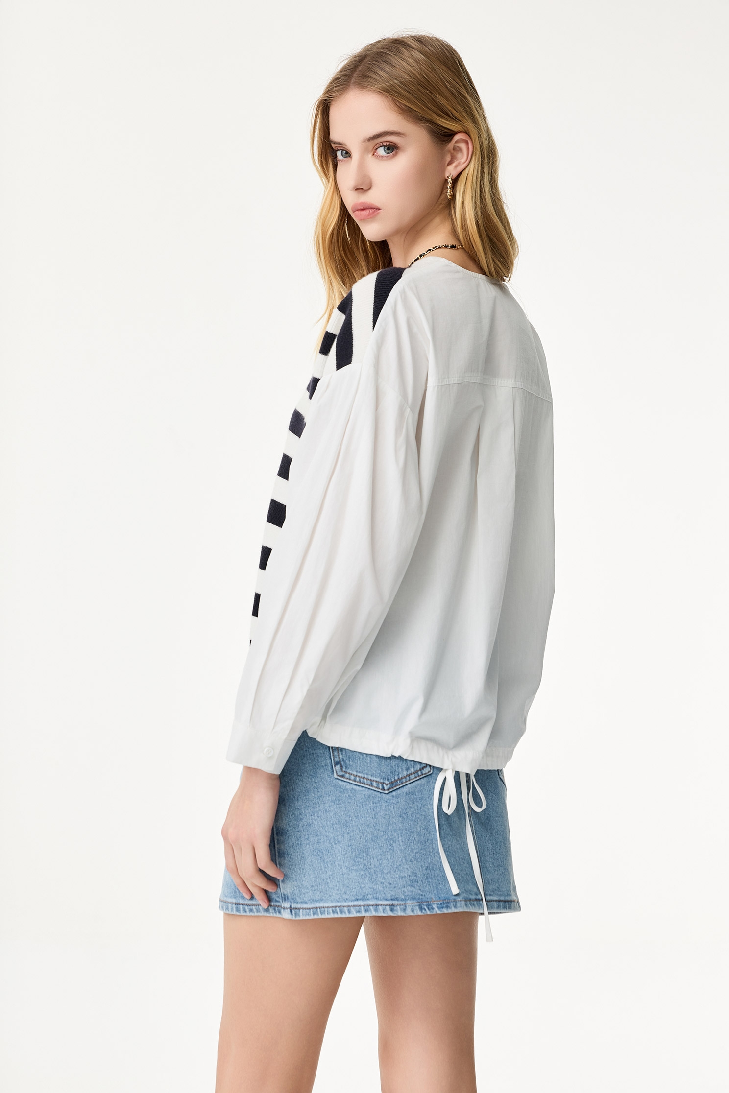 午夜藍條針平織剪接上衣午夜藍條針平織剪接上衣,V領上衣,上衣,人氣商品,春夏穿搭,襯衫,針織,針織上衣,針織衫