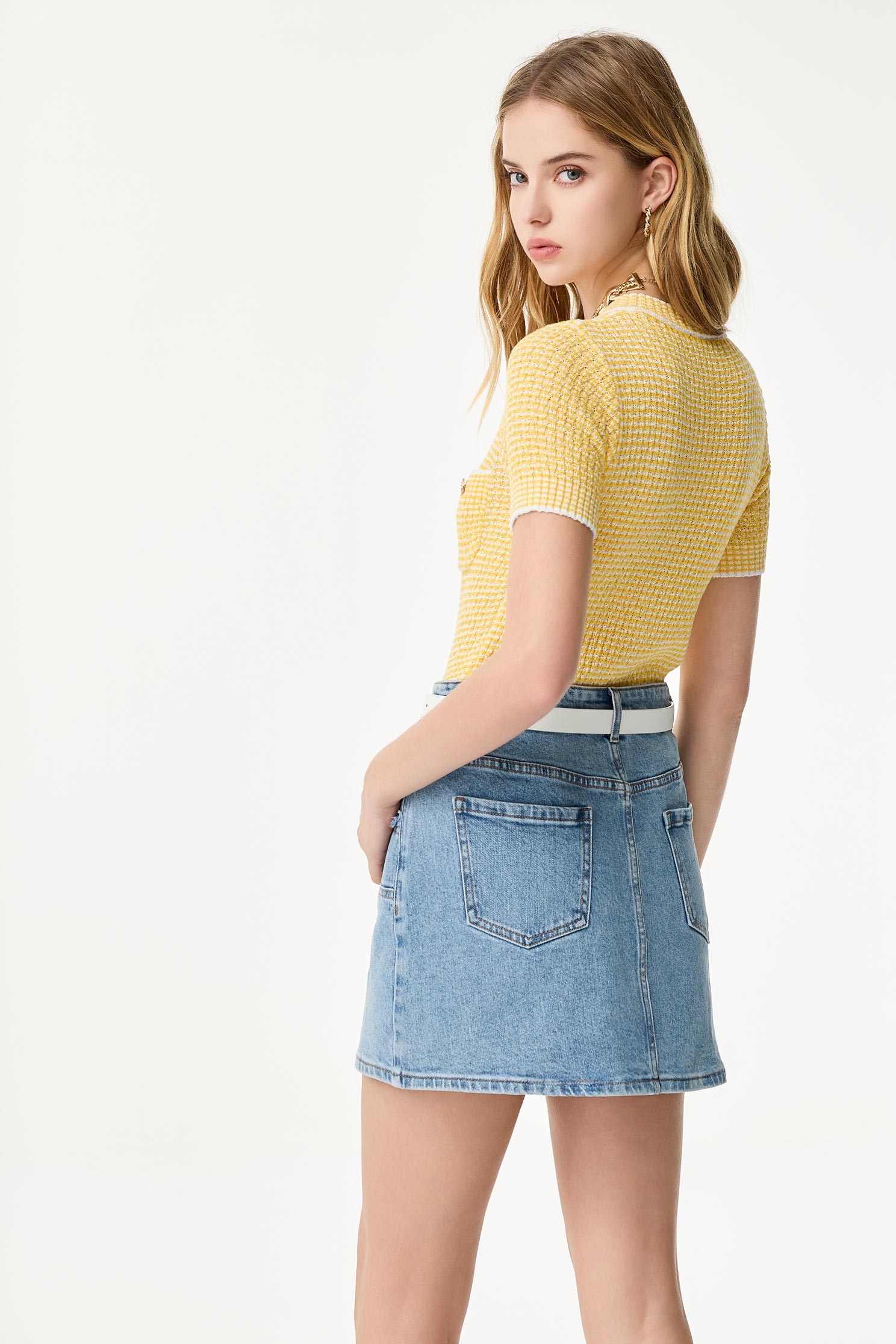 太陽黃排釦針織上衣太陽黃排釦針織上衣,上衣,春夏穿搭,約會特輯,針織,針織上衣