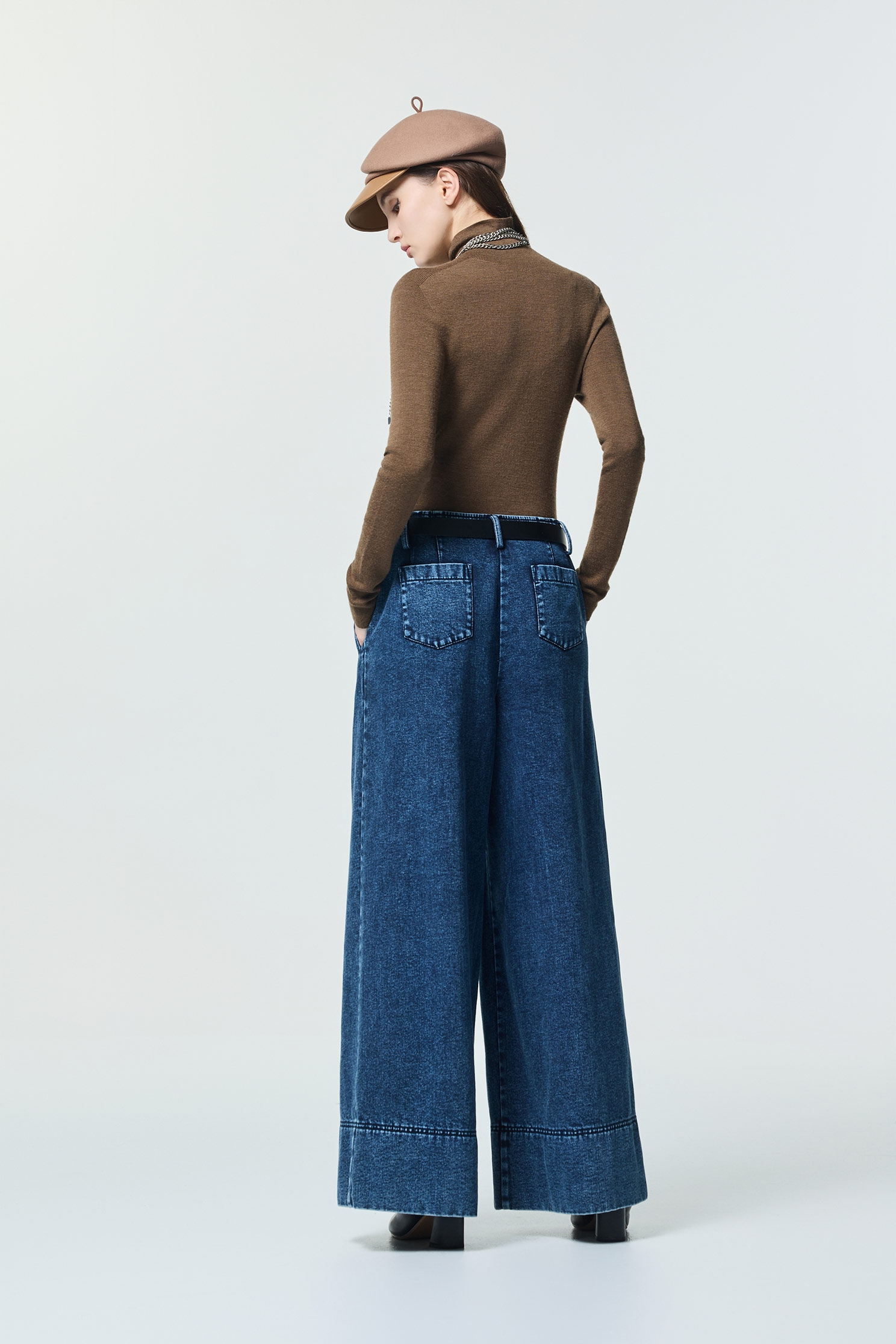 焦糖色一體成型針織上衣焦糖色一體成型針織上衣,上班OL穿搭,上衣,春夏穿搭,簡約穿搭,約會特輯,針織,針織上衣,針織衫