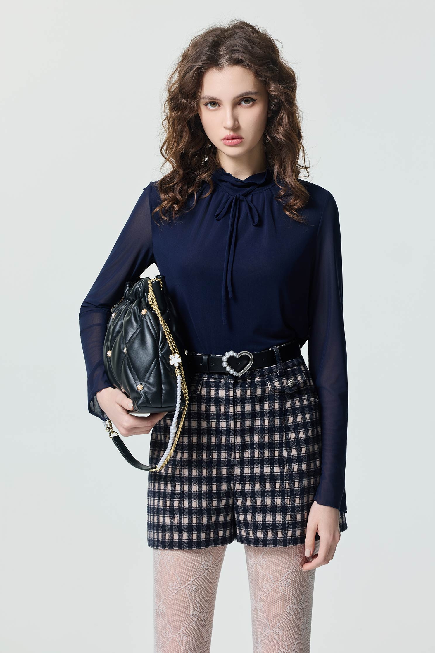 海軍藍輕柔內搭上衣海軍藍輕柔內搭上衣,上班OL穿搭,上衣,內搭上衣,秋冬穿搭,簡約穿搭,約會特輯